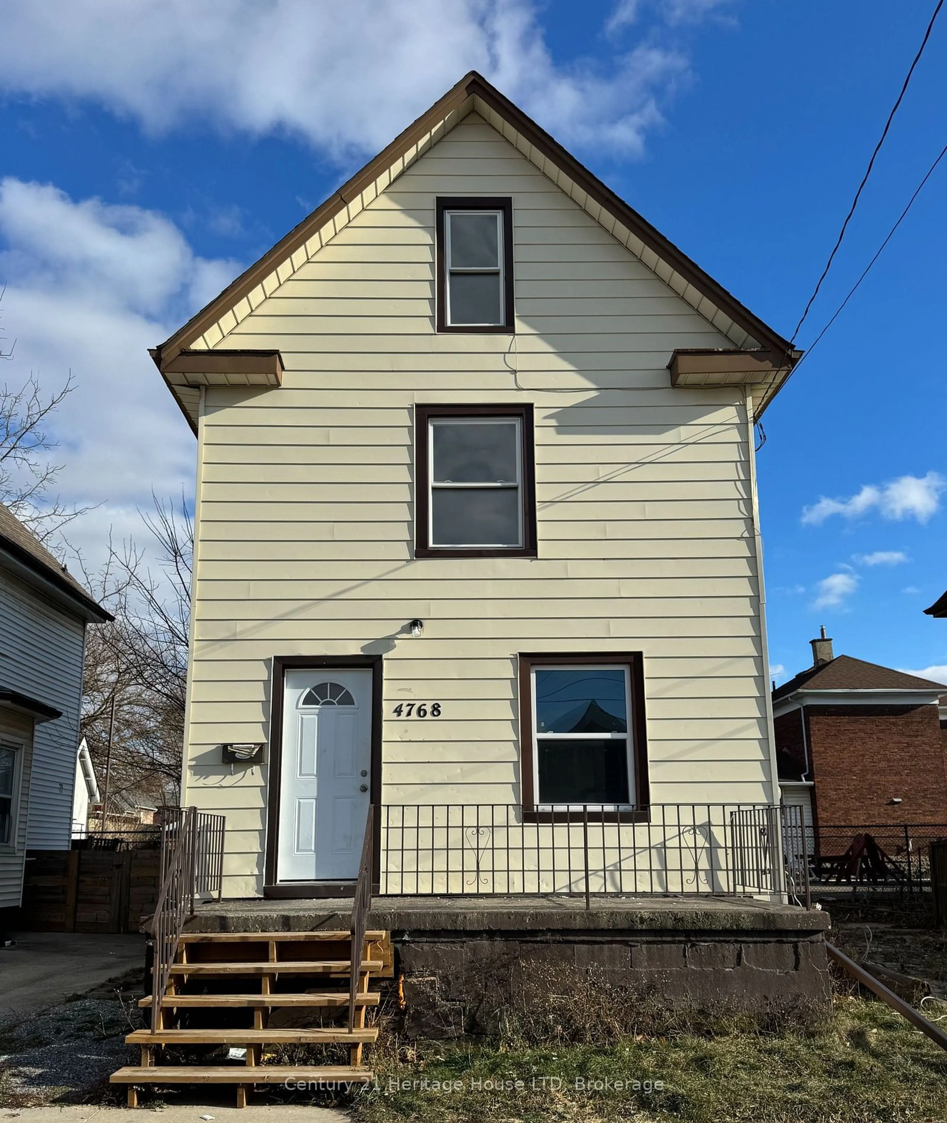 Home with vinyl exterior material, building for 4768 St Lawrence Ave, Niagara Falls Ontario L2E 3X9