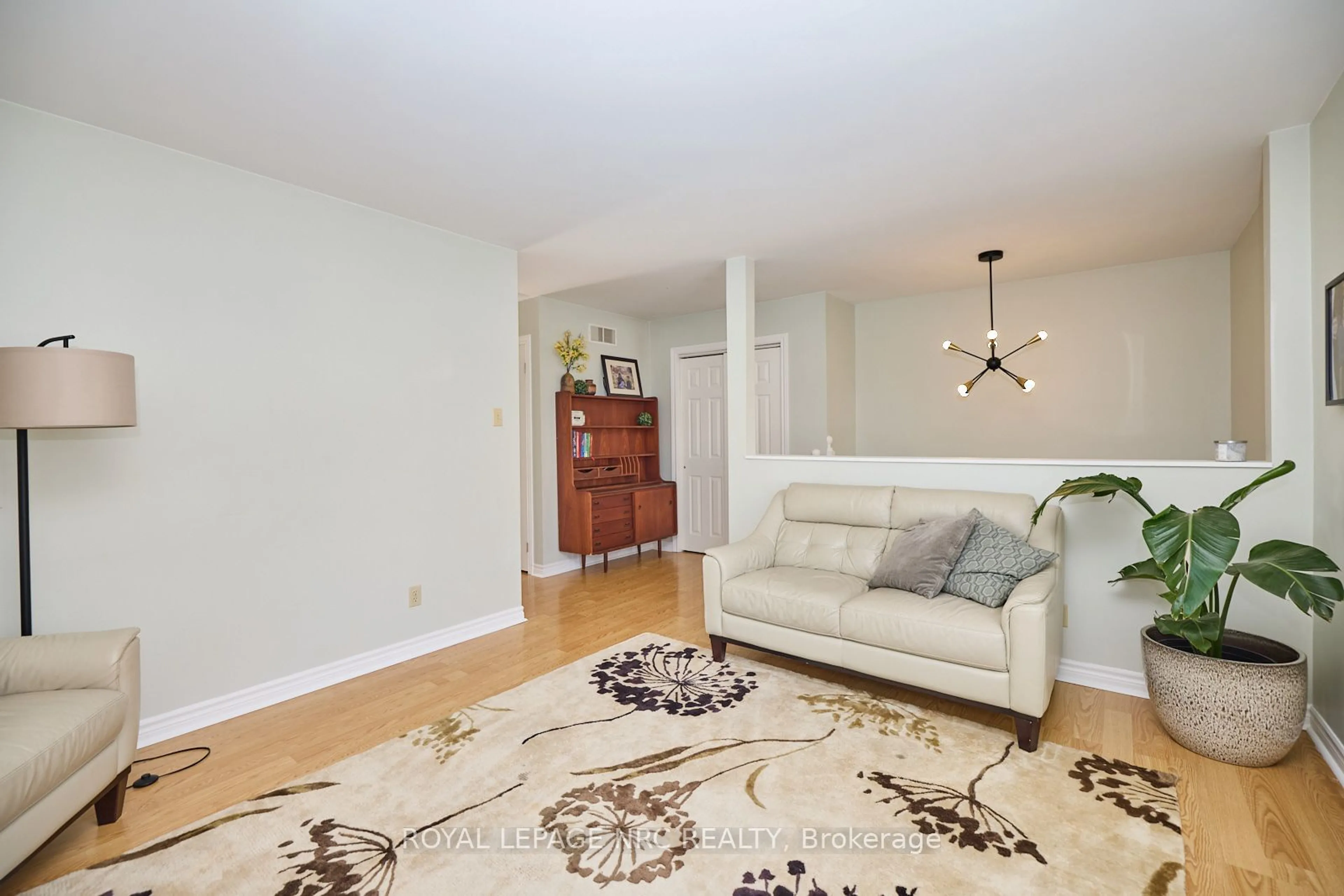 Living room with furniture, carpet floor for 247 Humboldt Pkwy, Port Colborne Ontario L3K 2H7