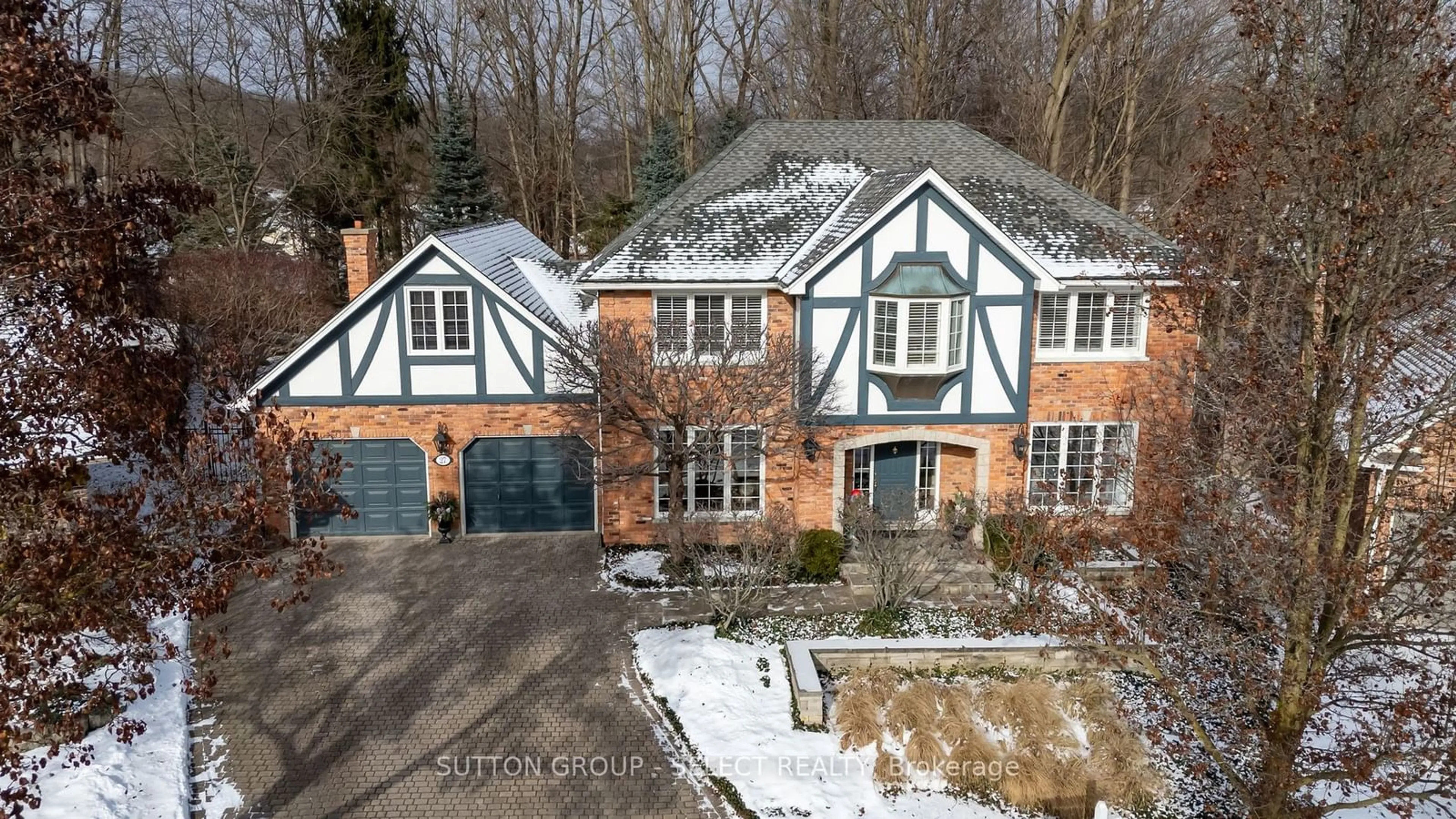 A pic from outside/outdoor area/front of a property/back of a property/a pic from drone, street for 27 Heathdale Crt, London Ontario N6K 4A9