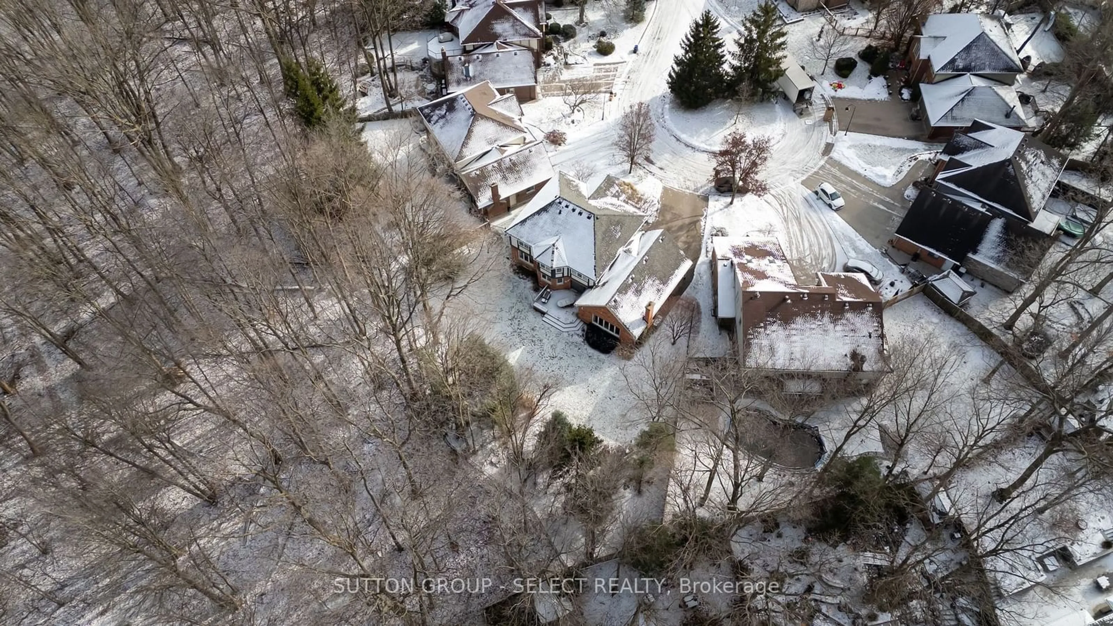 A pic from outside/outdoor area/front of a property/back of a property/a pic from drone, street for 27 Heathdale Crt, London Ontario N6K 4A9