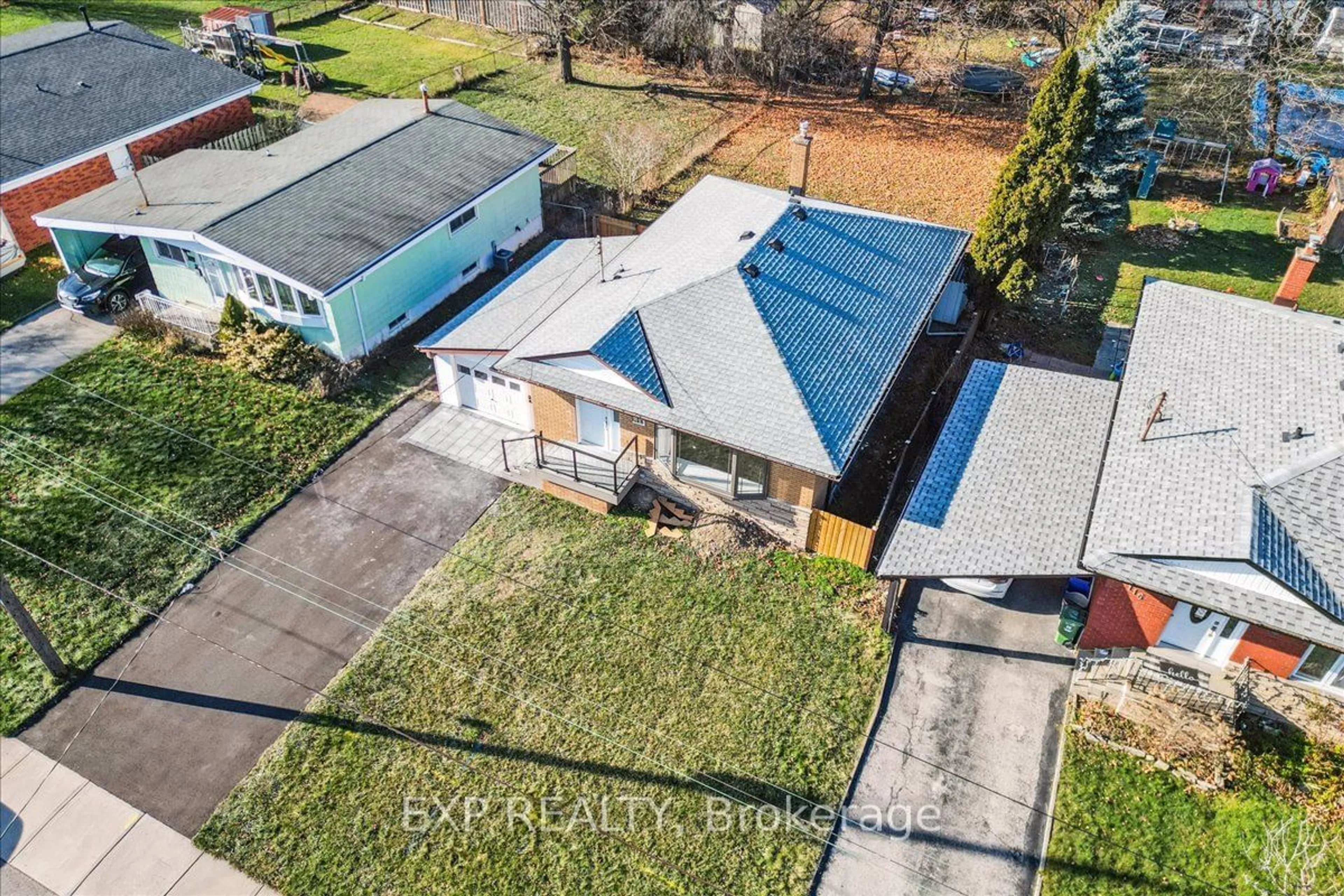 A pic from outside/outdoor area/front of a property/back of a property/a pic from drone, street for 118 Deschene Ave, Hamilton Ontario L9A 3K1