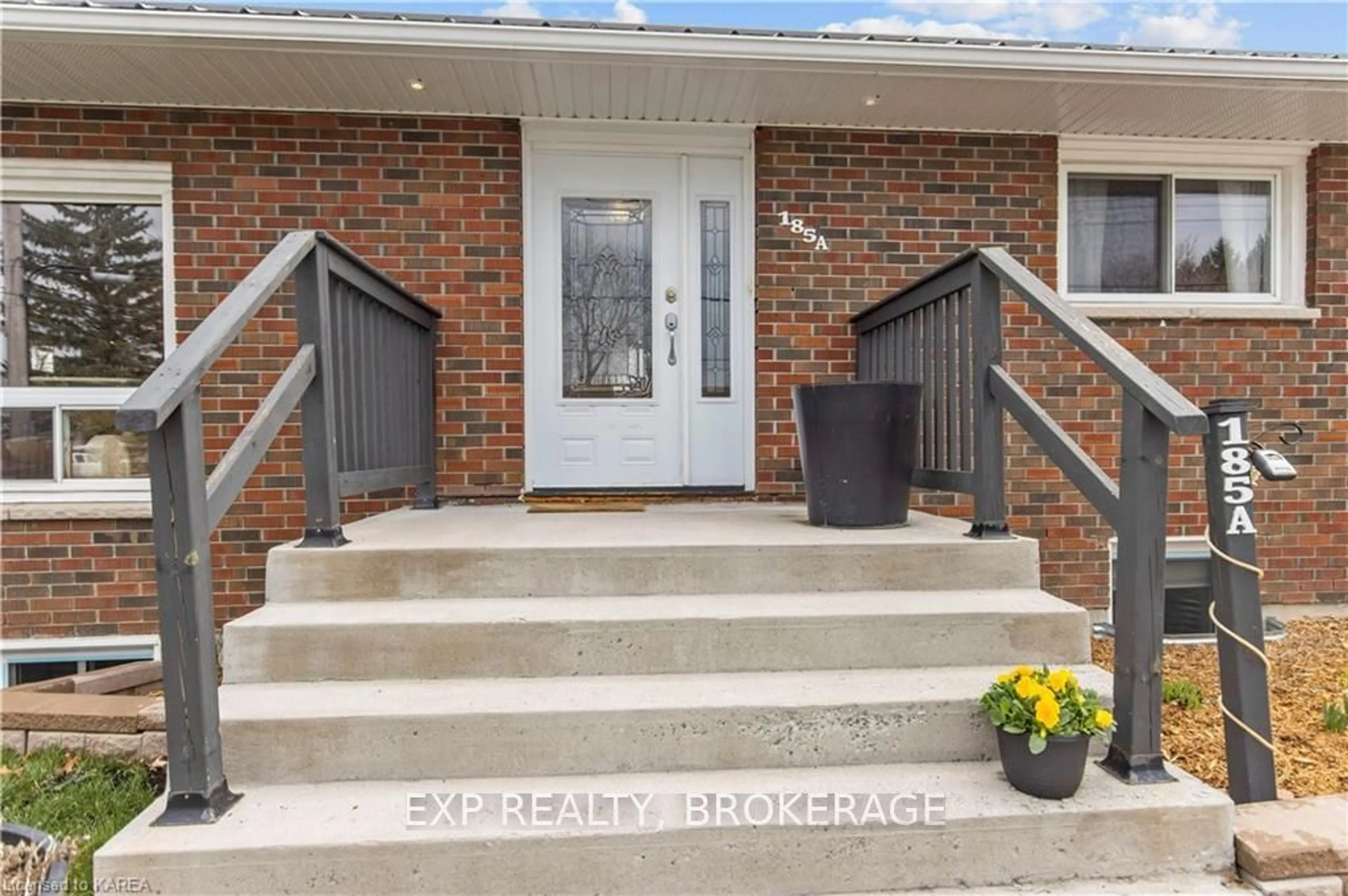 Indoor entryway for 185 ELM St #A & B, Gananoque Ontario K7G 2T1