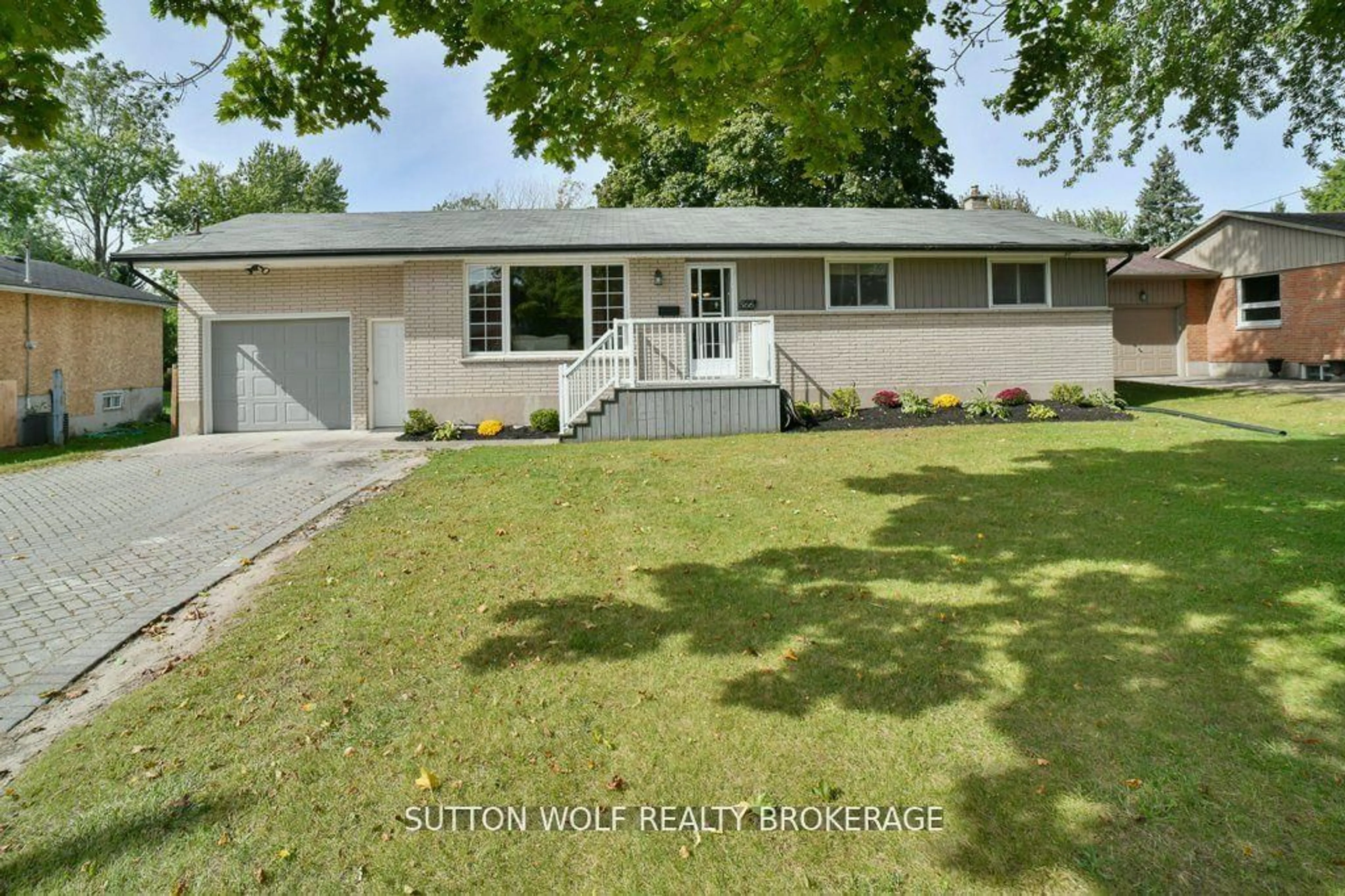 Home with vinyl exterior material, street for 566 Dewan St, Strathroy-Caradoc Ontario N7G 3C7