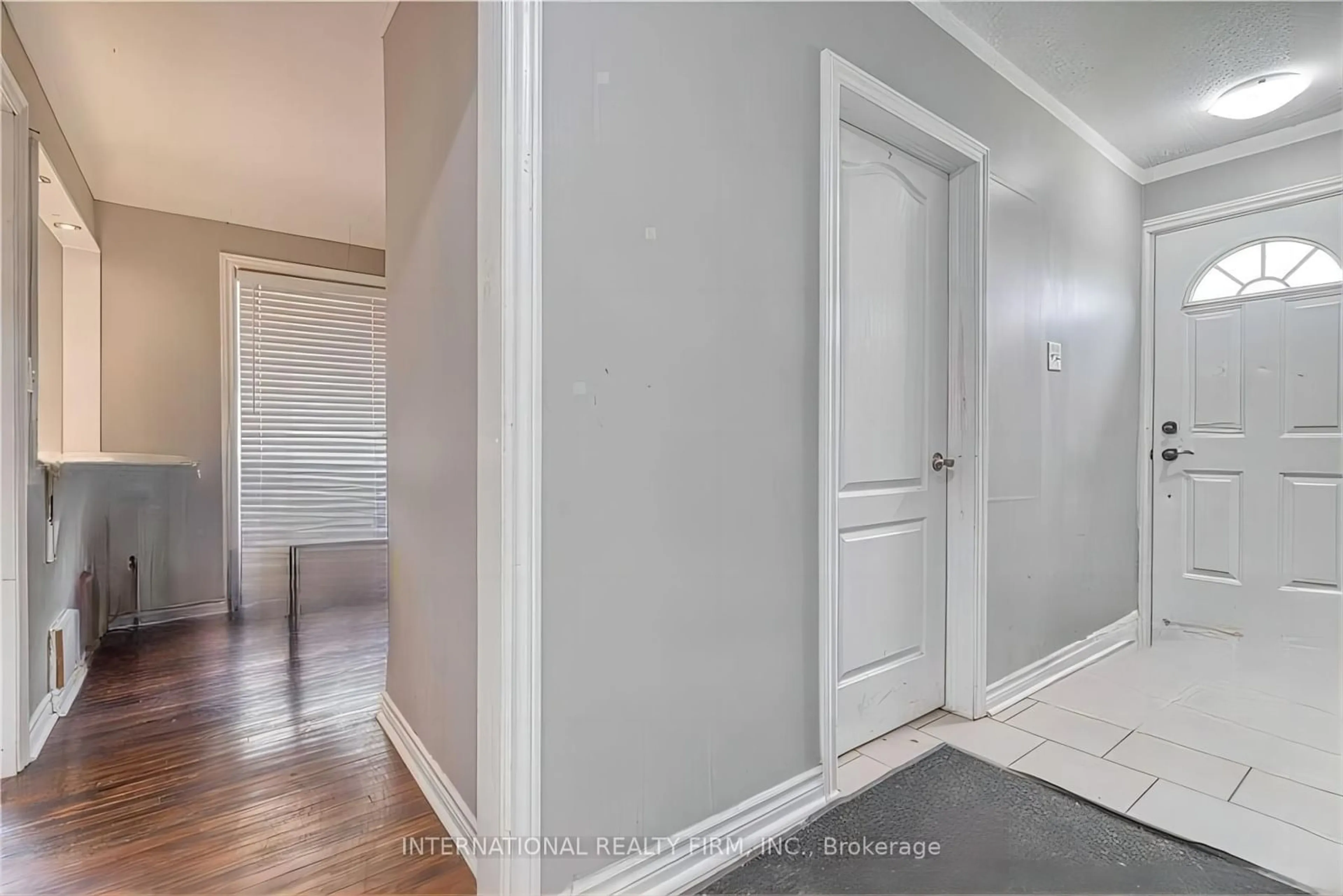 Indoor entryway for 113 West 5th St, Hamilton Ontario L9C 3N7