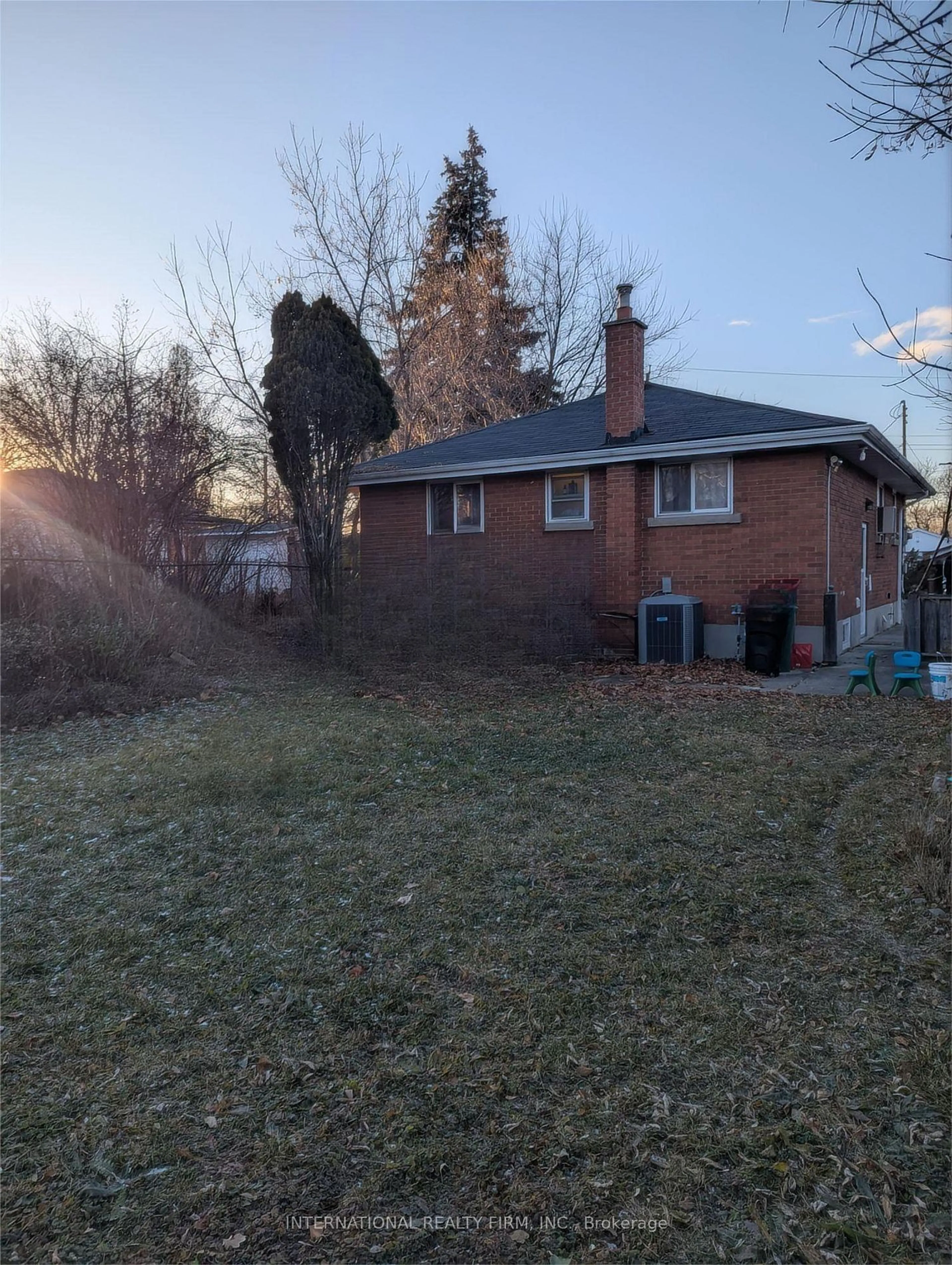 A pic from outside/outdoor area/front of a property/back of a property/a pic from drone, street for 99 West 4th St, Hamilton Ontario L9C 3M8