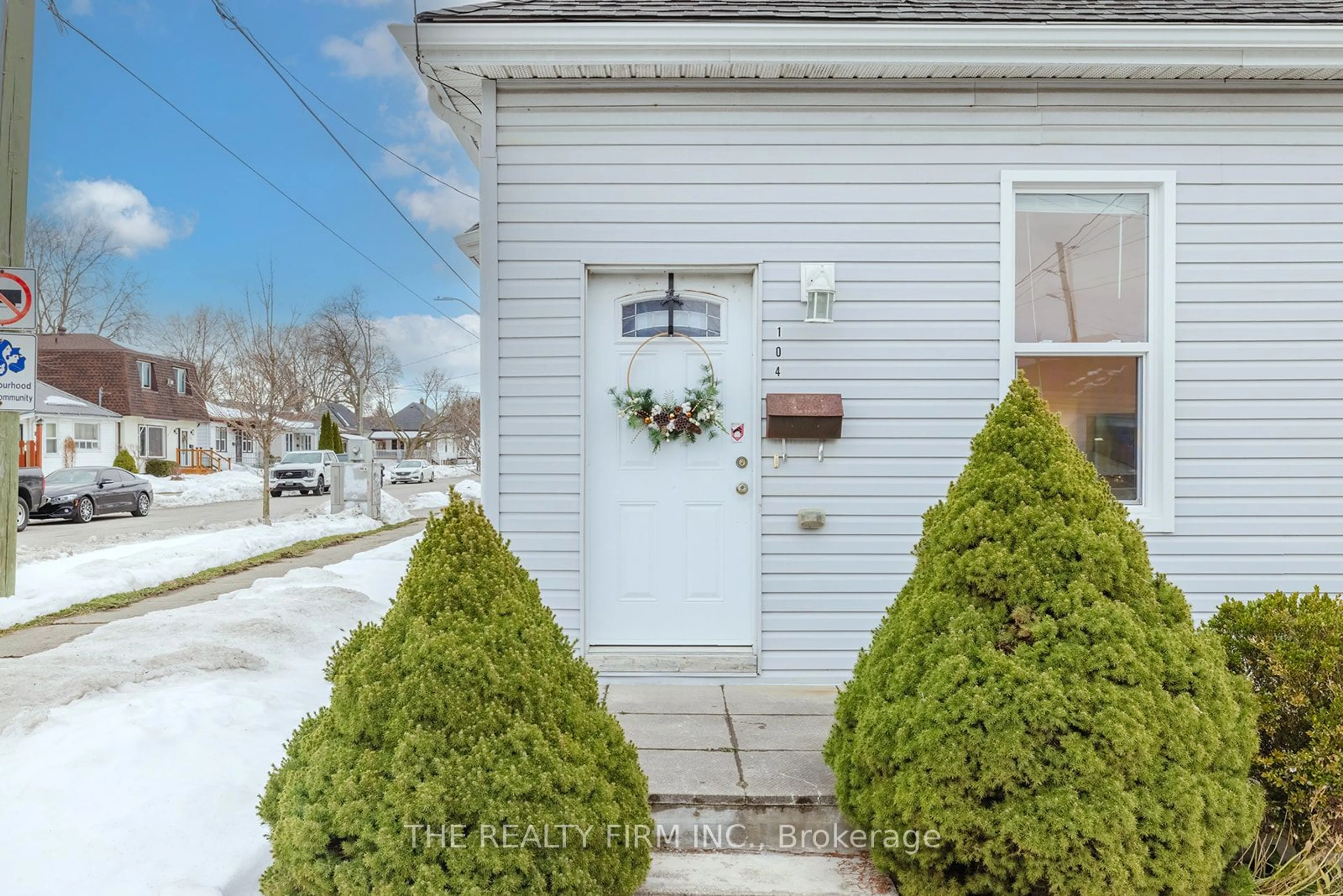 Indoor entryway for 104 Adelaide St, London Ontario N6B 3G6