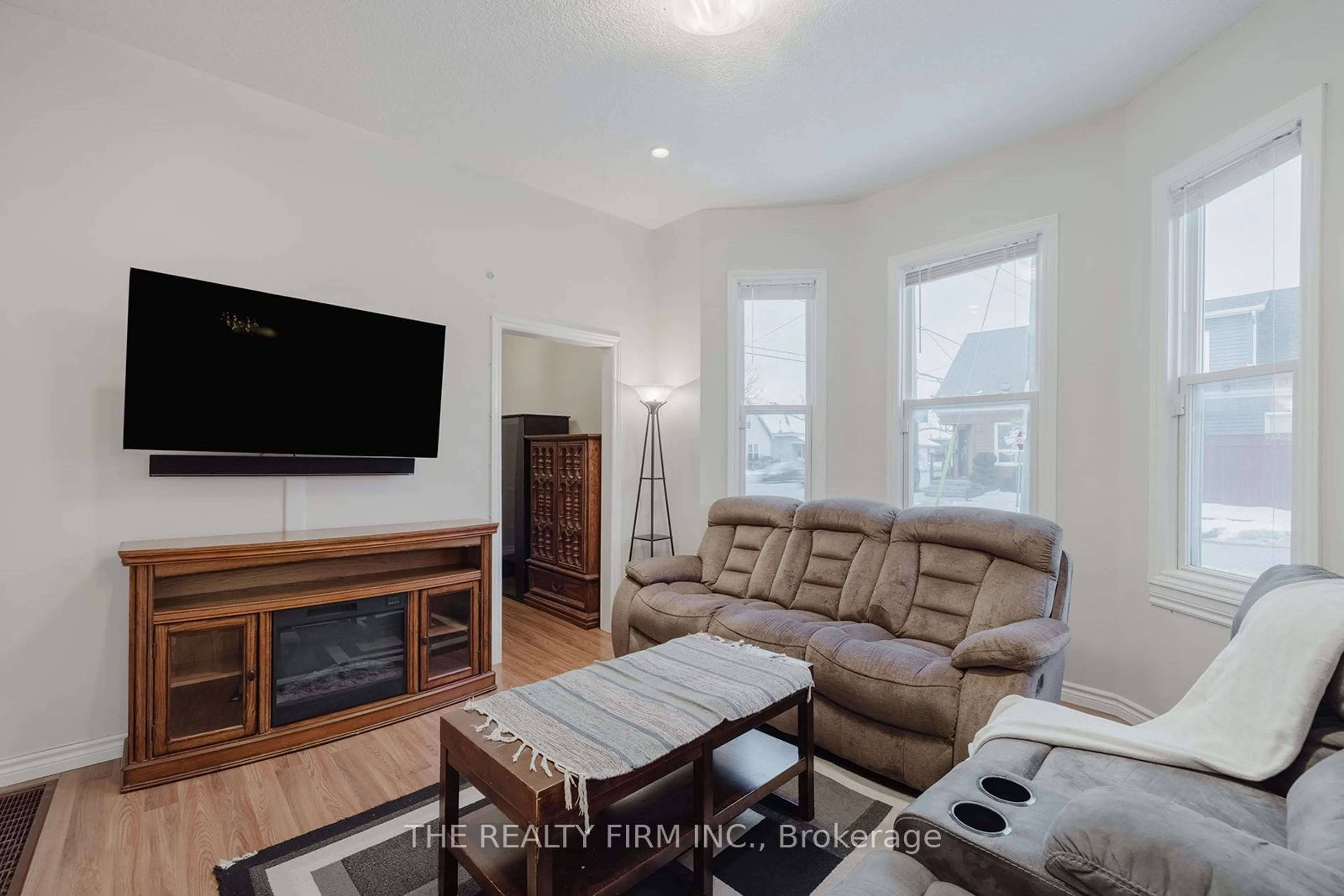 Living room with furniture, wood/laminate floor for 104 Adelaide St, London Ontario N6B 3G6