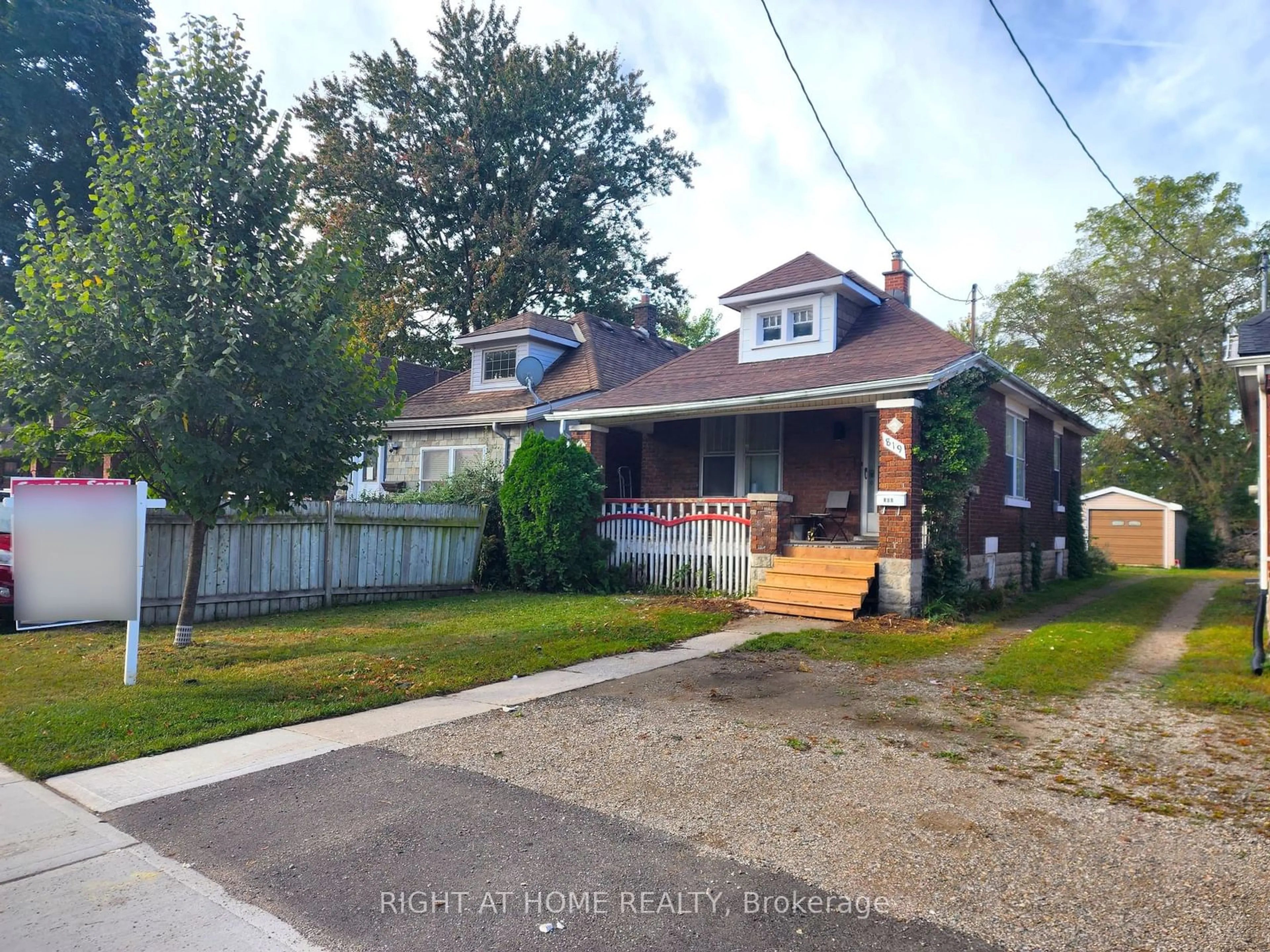 A pic from outside/outdoor area/front of a property/back of a property/a pic from drone, street for 819 Quebec St, London Ontario N5Y 1X3