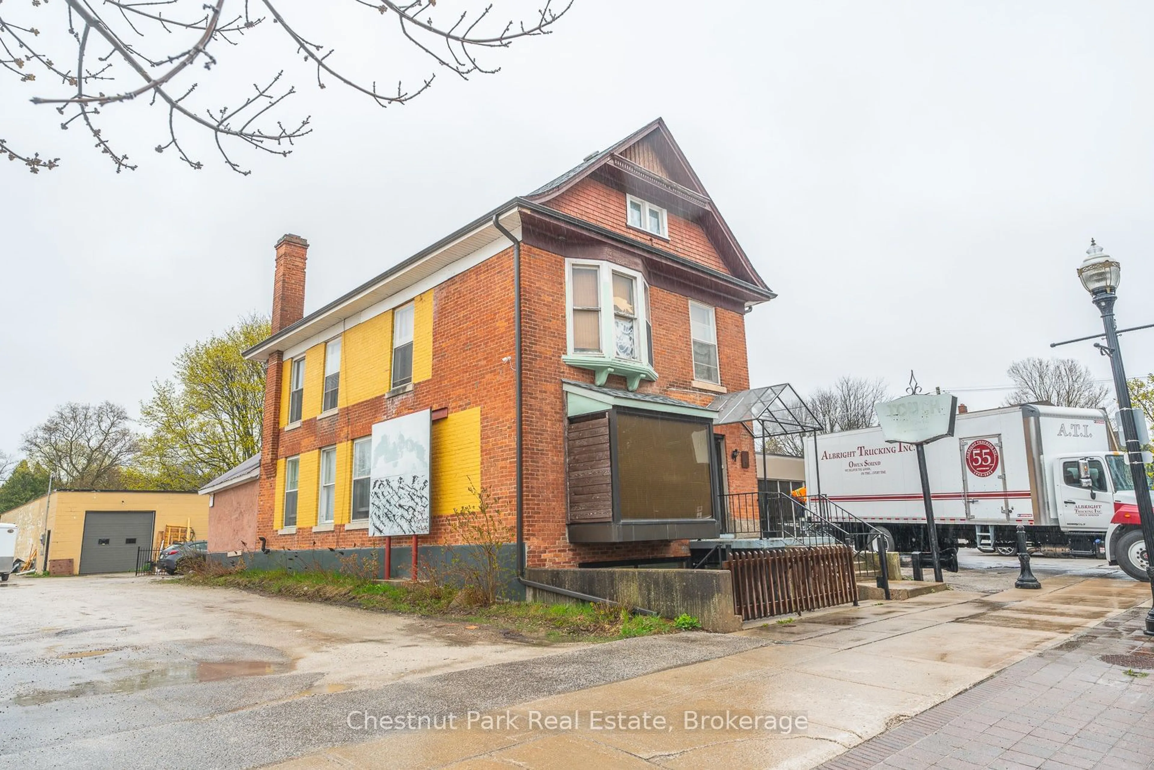 Home with brick exterior material, building for 715 2nd Ave, Owen Sound Ontario N4K 2G9