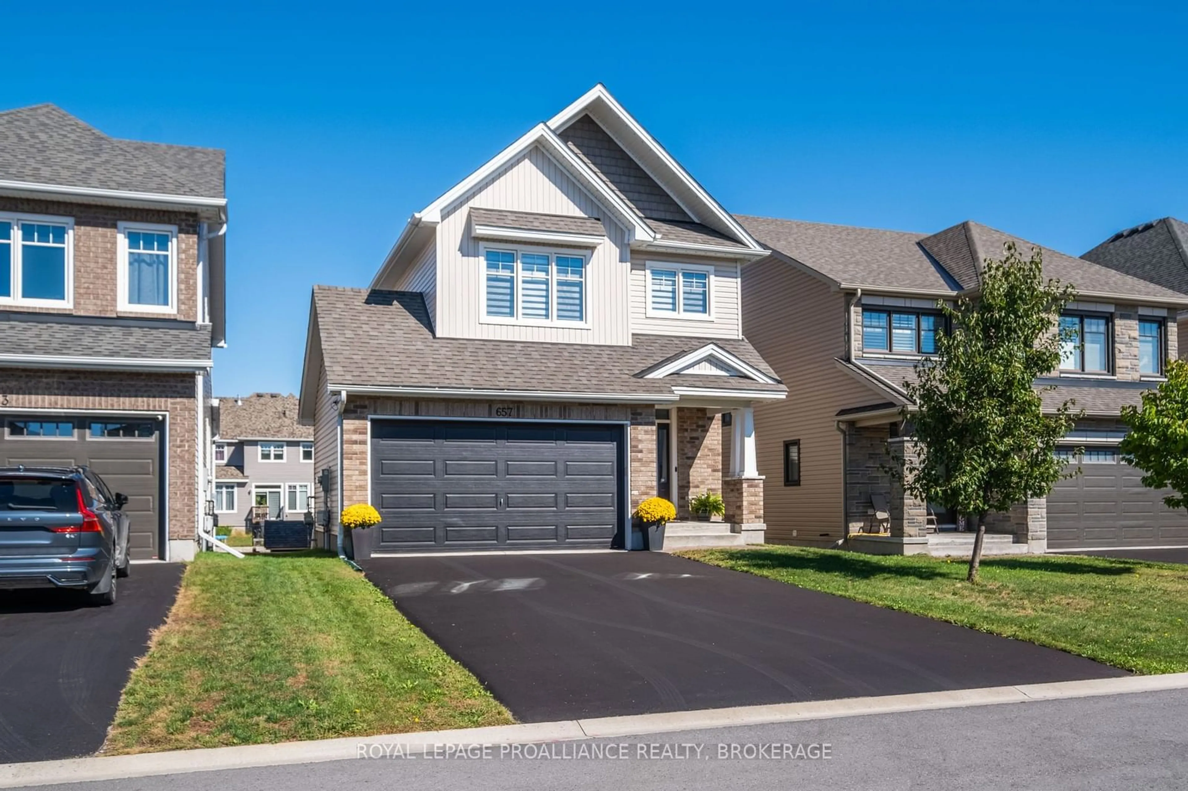 Home with vinyl exterior material, street for 657 Gwen Ave, Kingston Ontario K7P 0M2