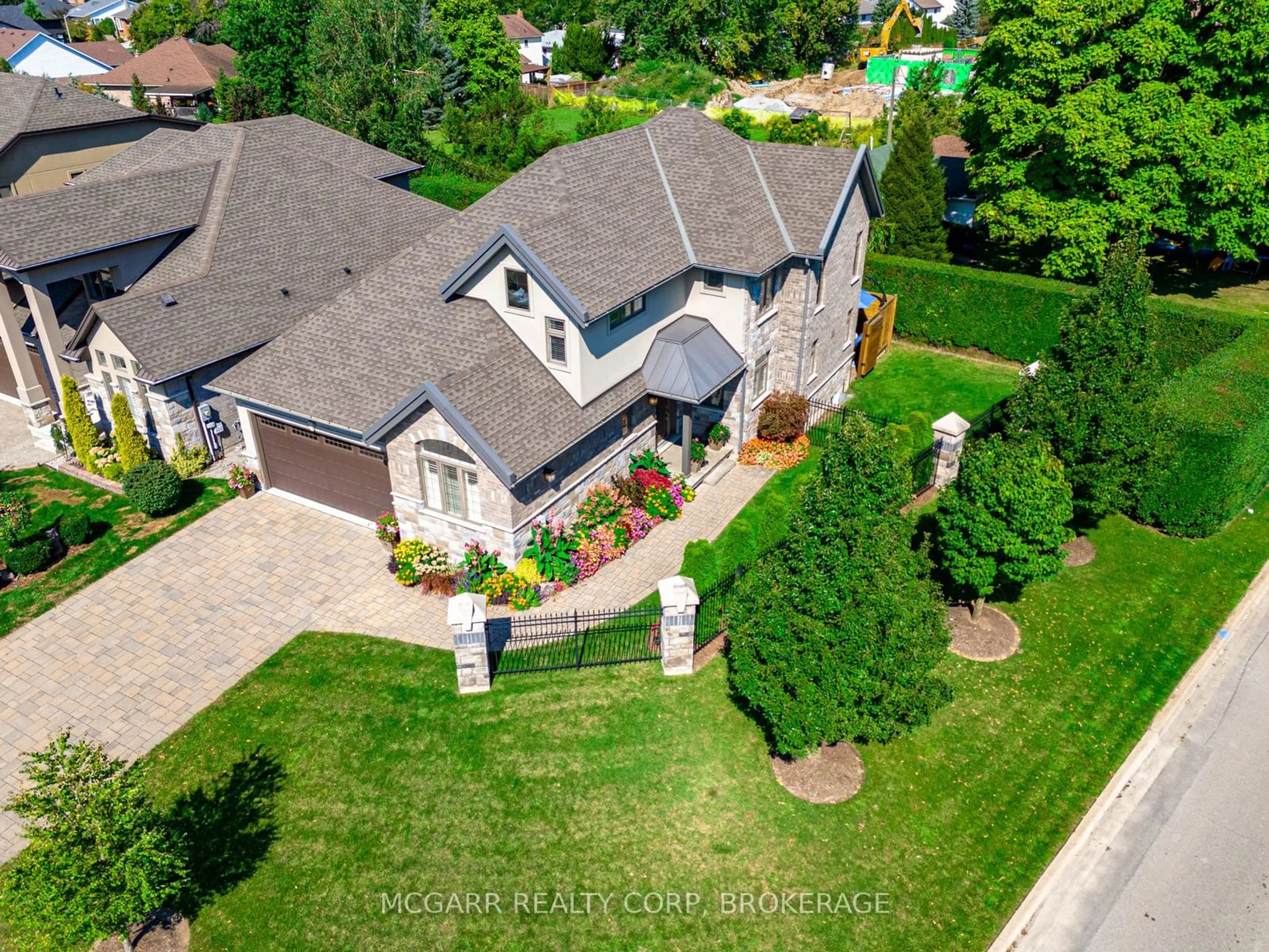 A pic from outside/outdoor area/front of a property/back of a property/a pic from drone, street for 1 Tuscany Crt, St. Catharines Ontario L2S 0E2