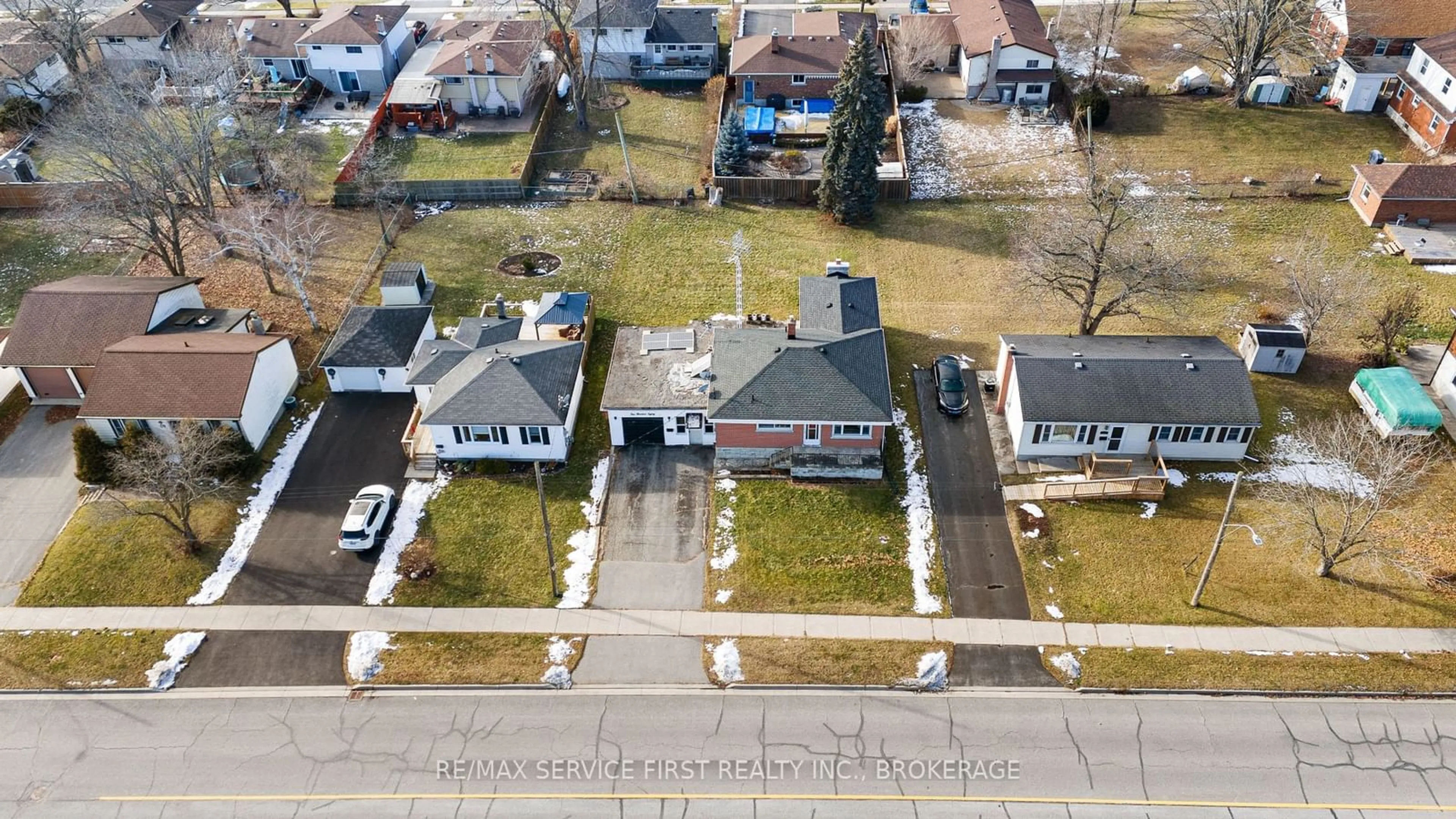 A pic from outside/outdoor area/front of a property/back of a property/a pic from drone, street for 180 Farley Ave, Belleville Ontario K8N 4L2