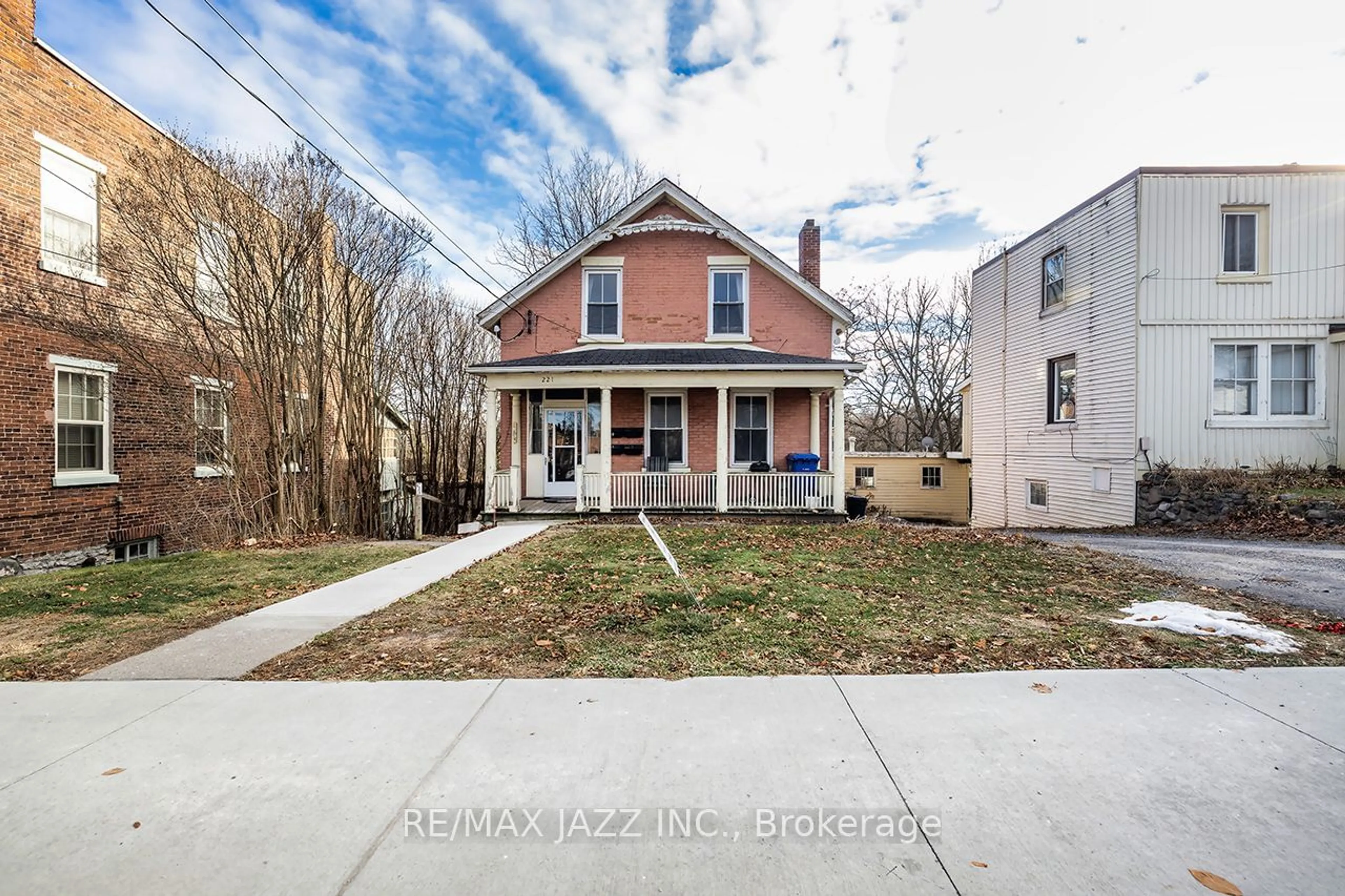 A pic from outside/outdoor area/front of a property/back of a property/a pic from drone, street for 221 Walton St, Port Hope Ontario L1A 1P1