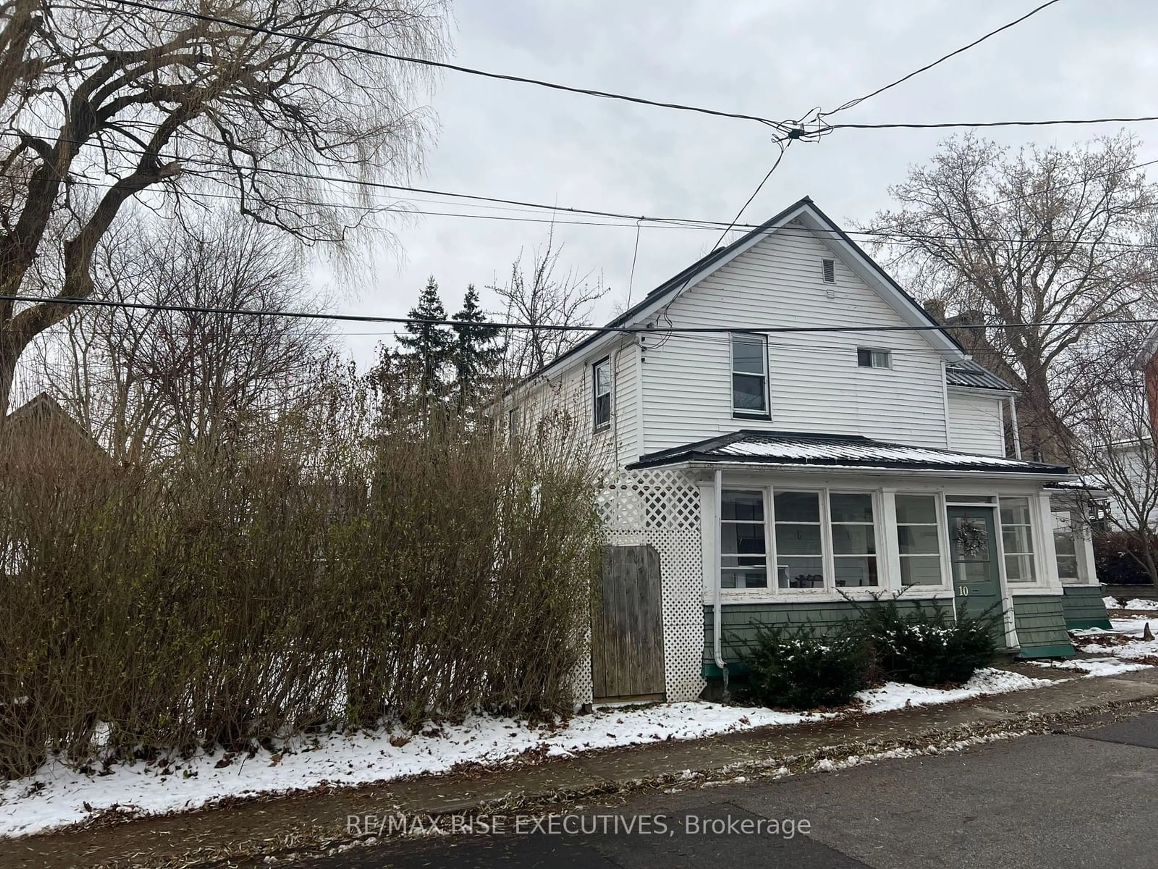 A pic from outside/outdoor area/front of a property/back of a property/a pic from drone, street for 10 Bartholomew St, Brockville Ontario K6V 2R3