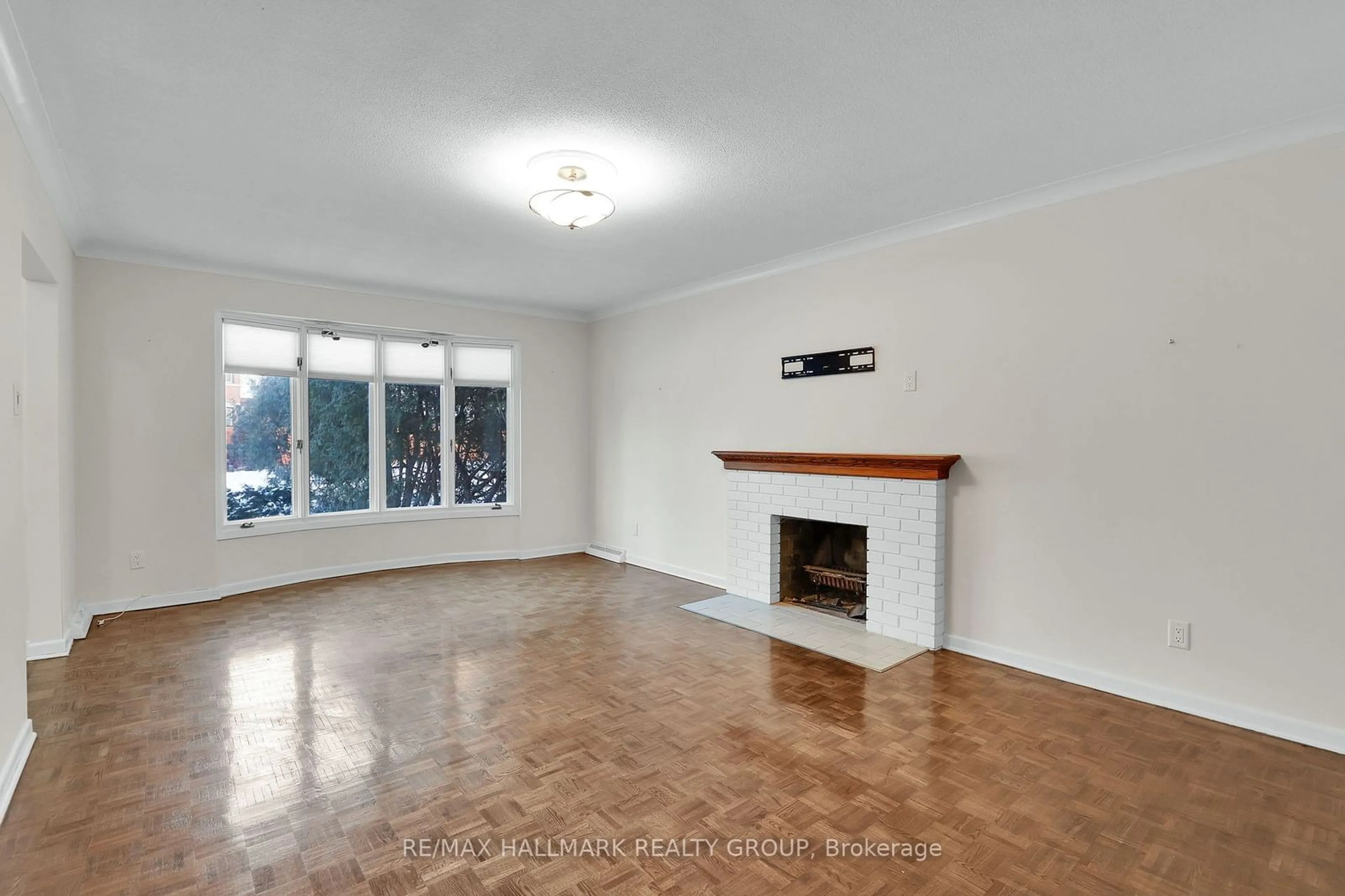 Living room with furniture, wood/laminate floor for 436 MANSFIELD Ave, Carlingwood - Westboro and Area Ontario K2A 2S7