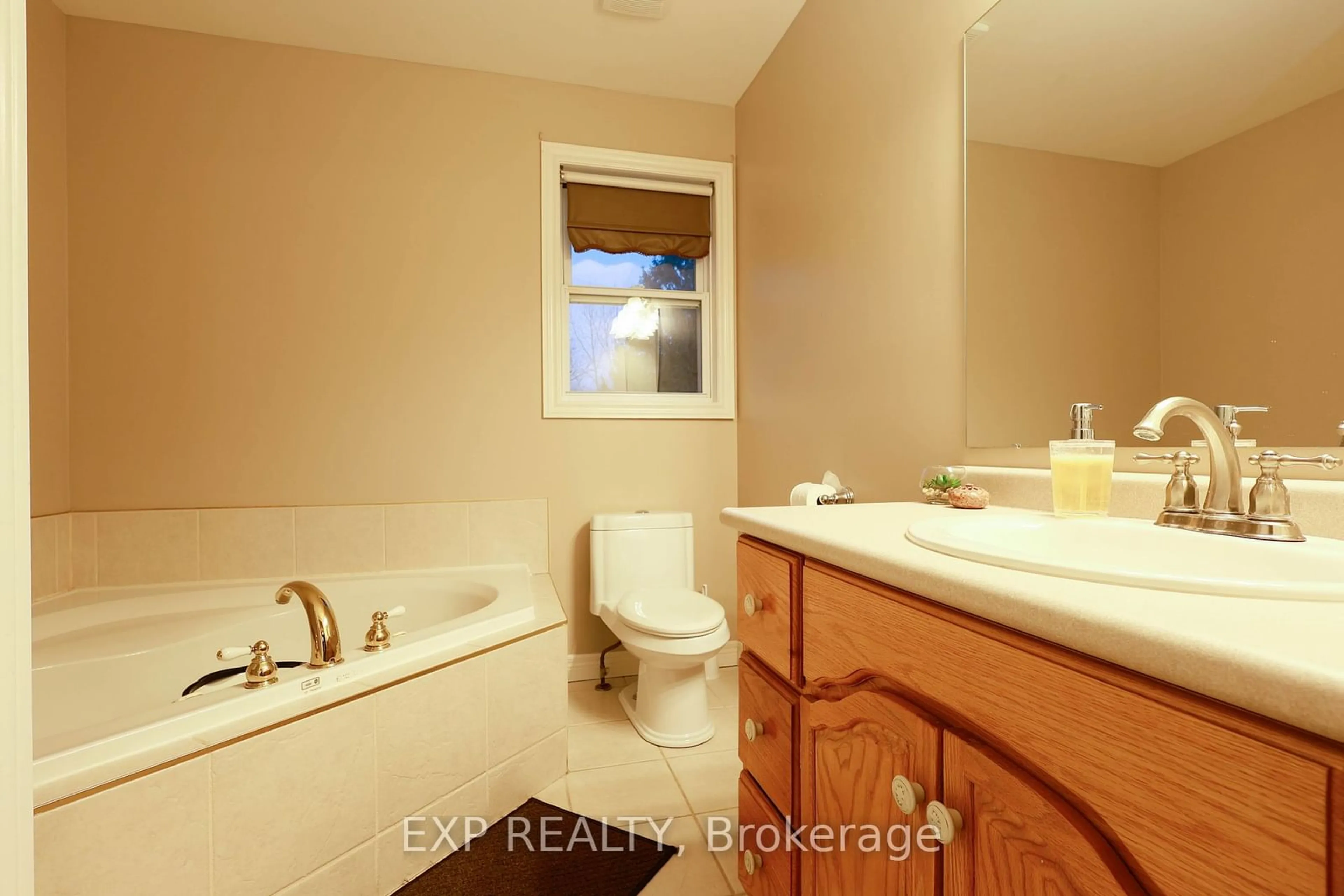 Standard bathroom, ceramic/tile floor for 3 Warbler Hts, St. Thomas Ontario N5R 6J4