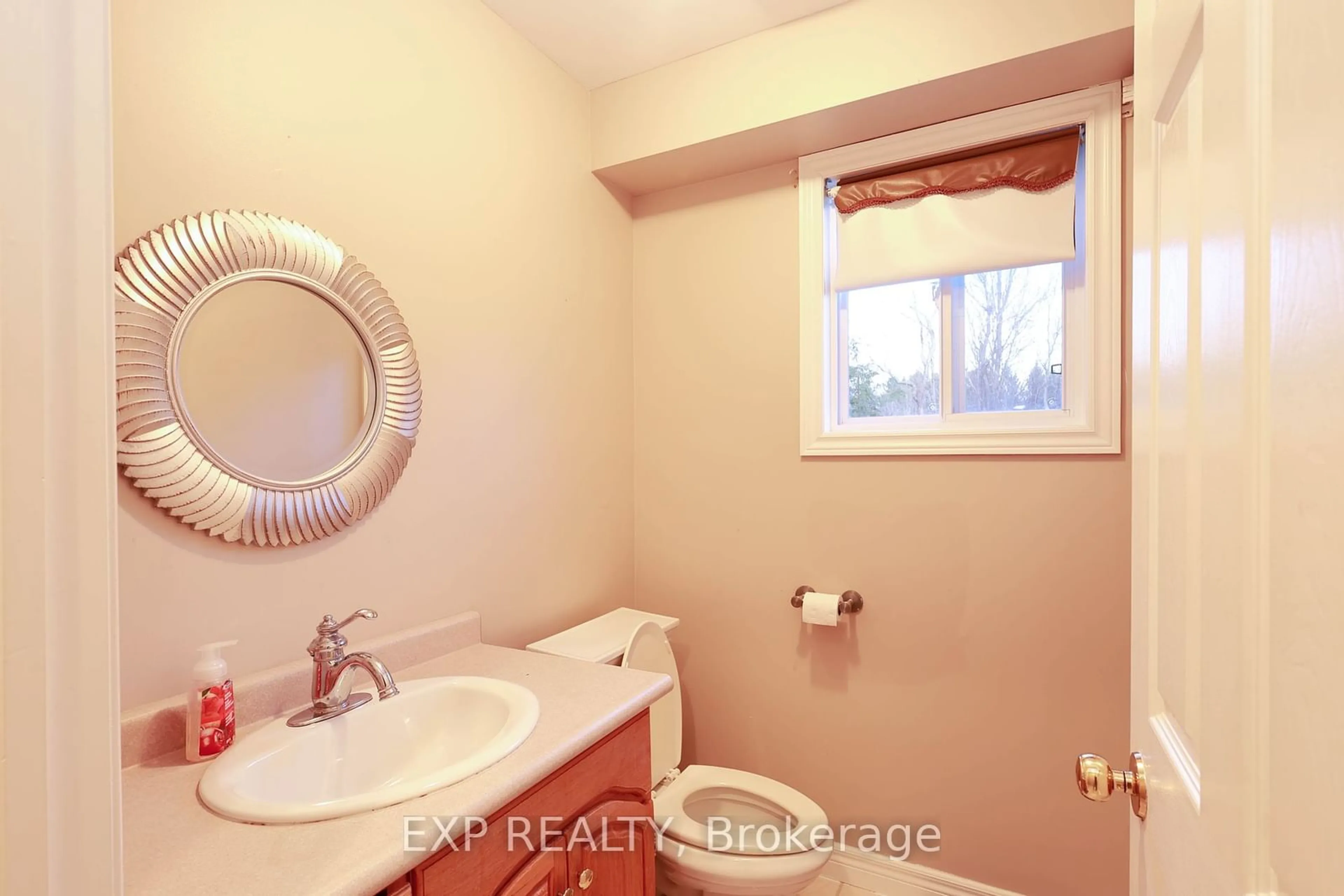 Standard bathroom, ceramic/tile floor for 3 Warbler Hts, St. Thomas Ontario N5R 6J4