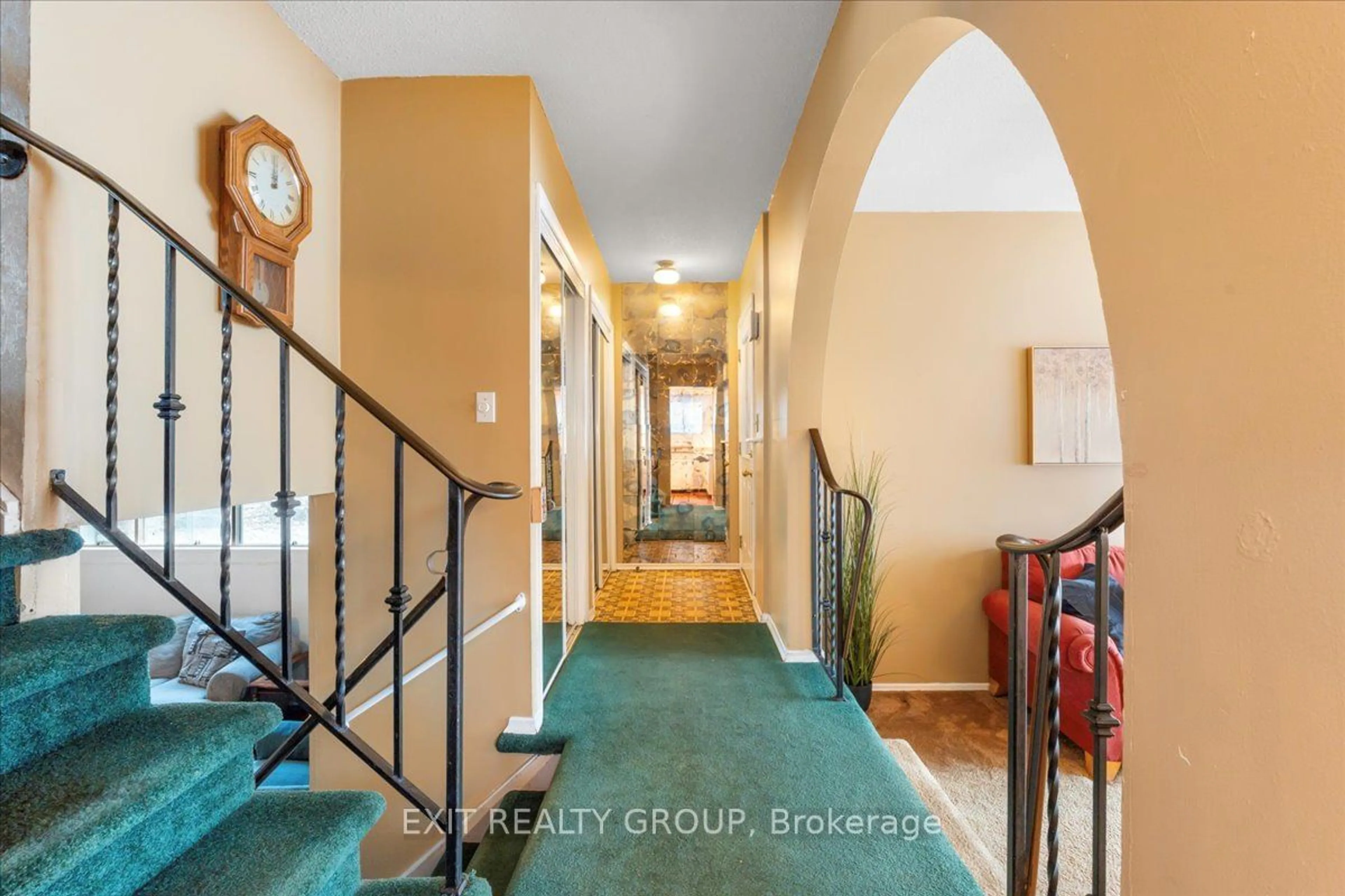 Indoor foyer for 123 Prince Edward St, Brighton Ontario K0K 1H0