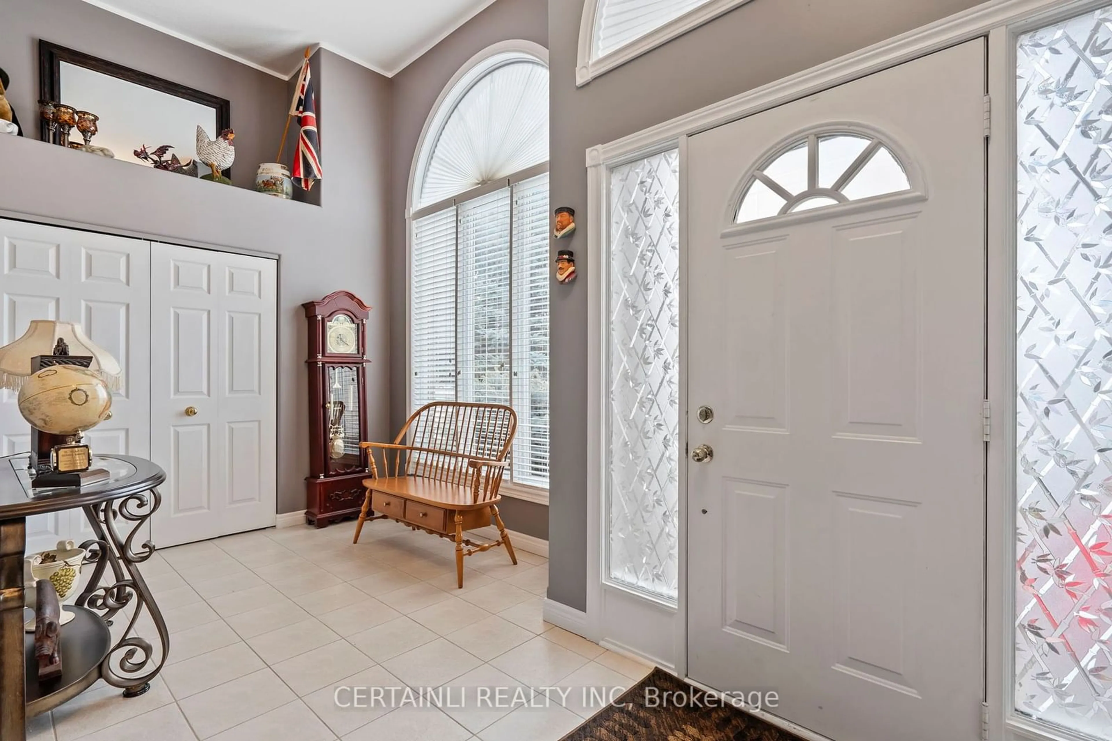 Indoor entryway for 68 Sherwood Crt, Chatham-Kent Ontario N7M 6L2