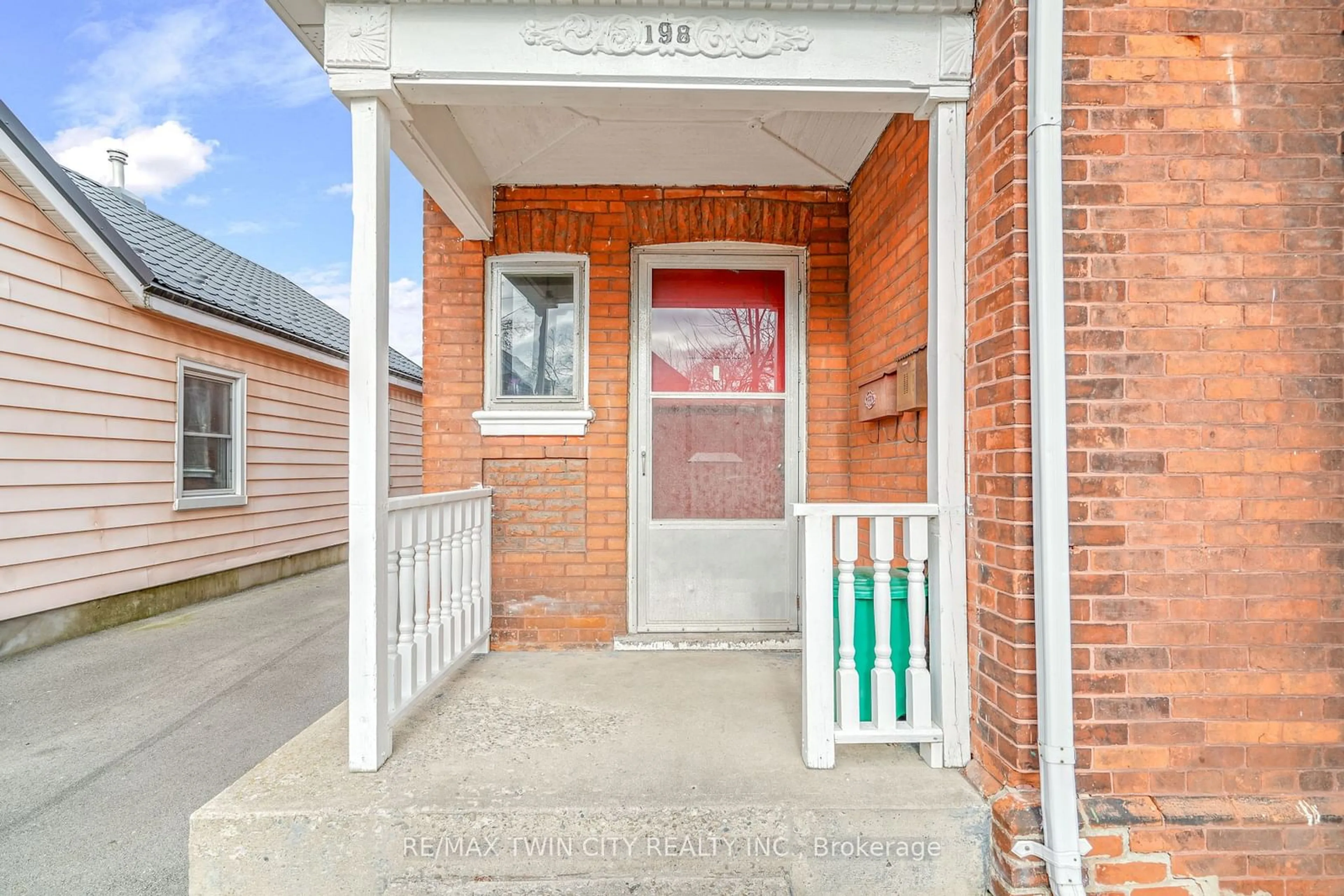 Indoor entryway for 198 Sheridan St, Brantford Ontario N3S 4P8