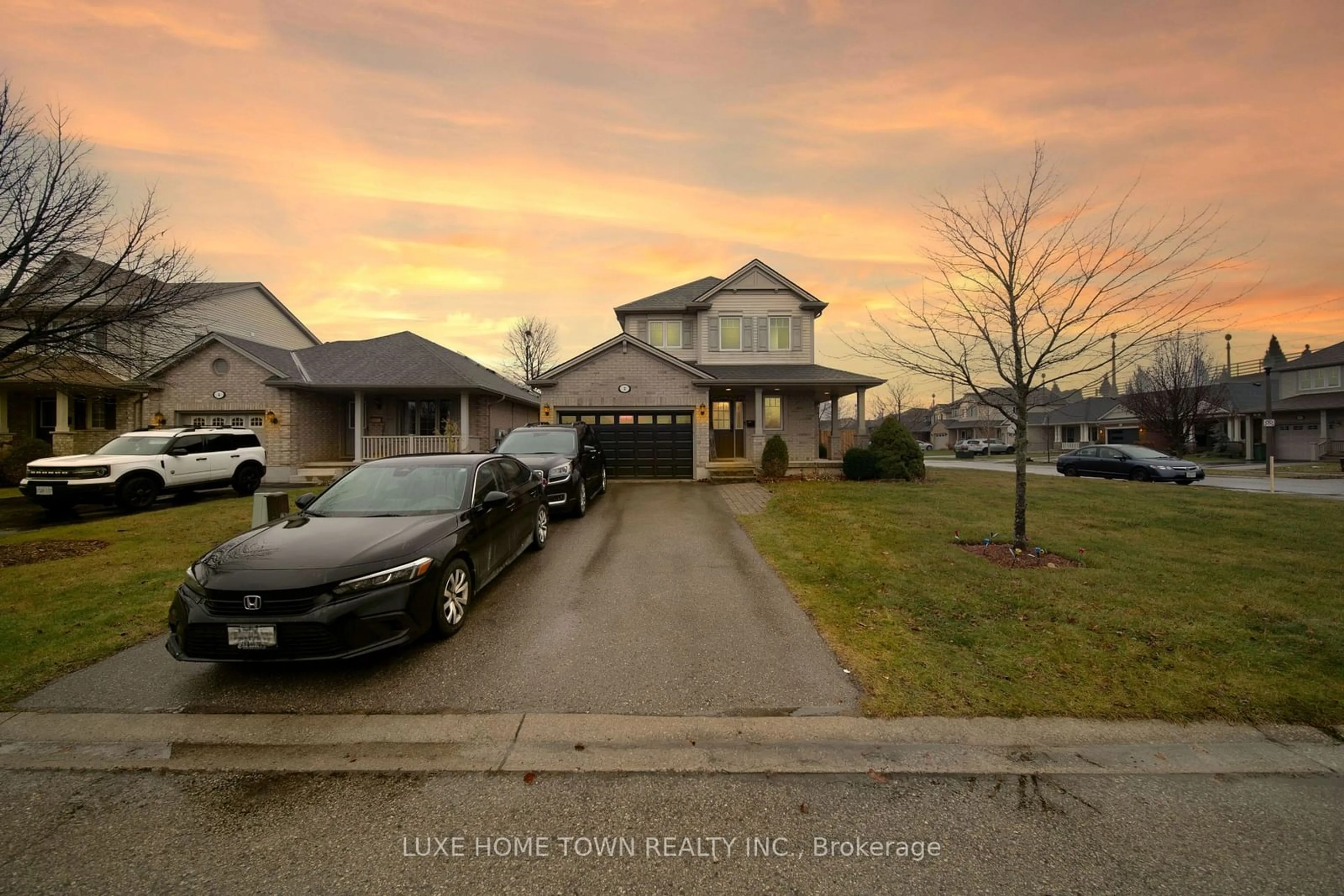 A pic from outside/outdoor area/front of a property/back of a property/a pic from drone, street for 2 FENWICK Crt, St. Thomas Ontario N5R 6M6