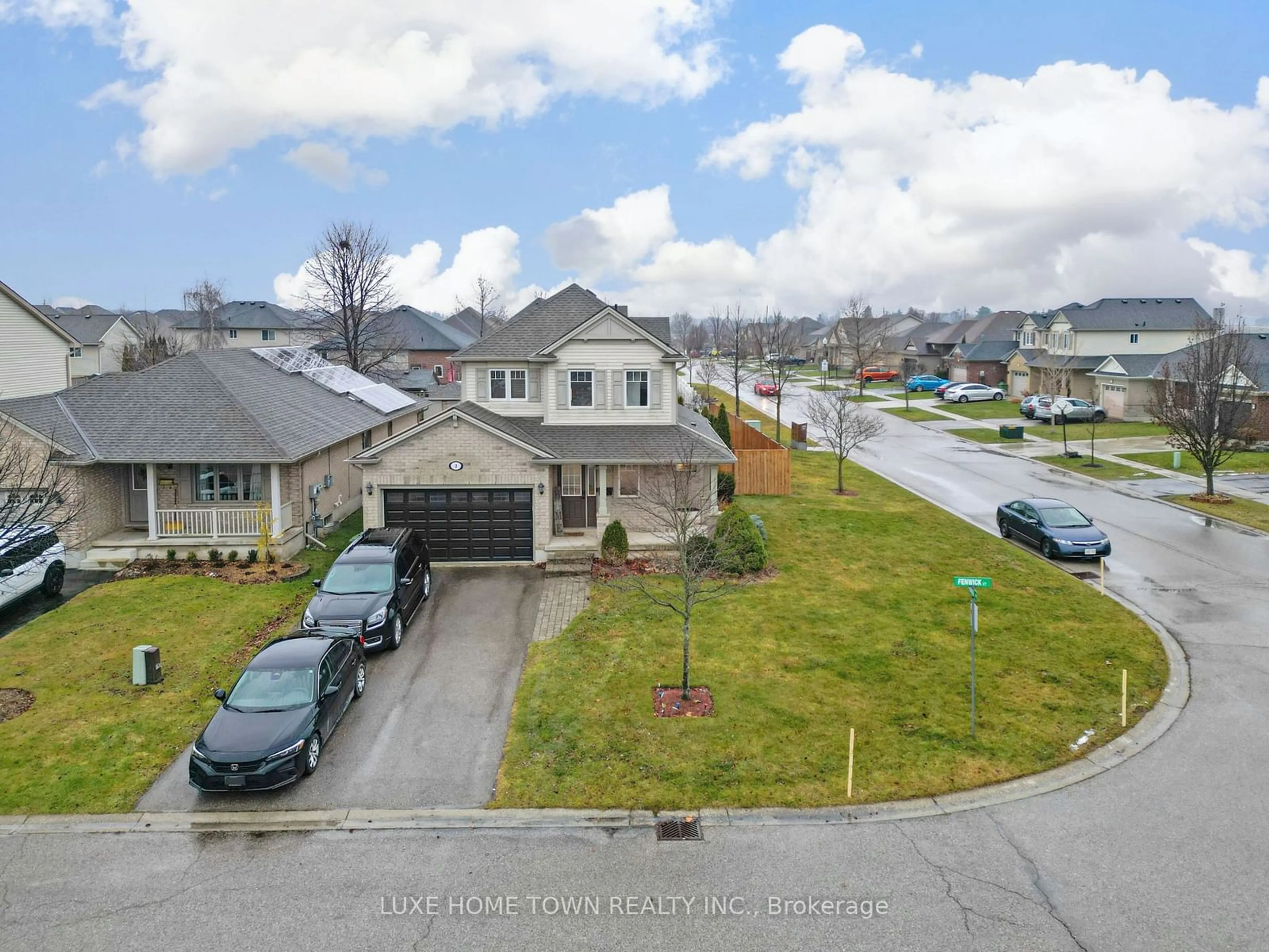 A pic from outside/outdoor area/front of a property/back of a property/a pic from drone, street for 2 FENWICK Crt, St. Thomas Ontario N5R 6M6