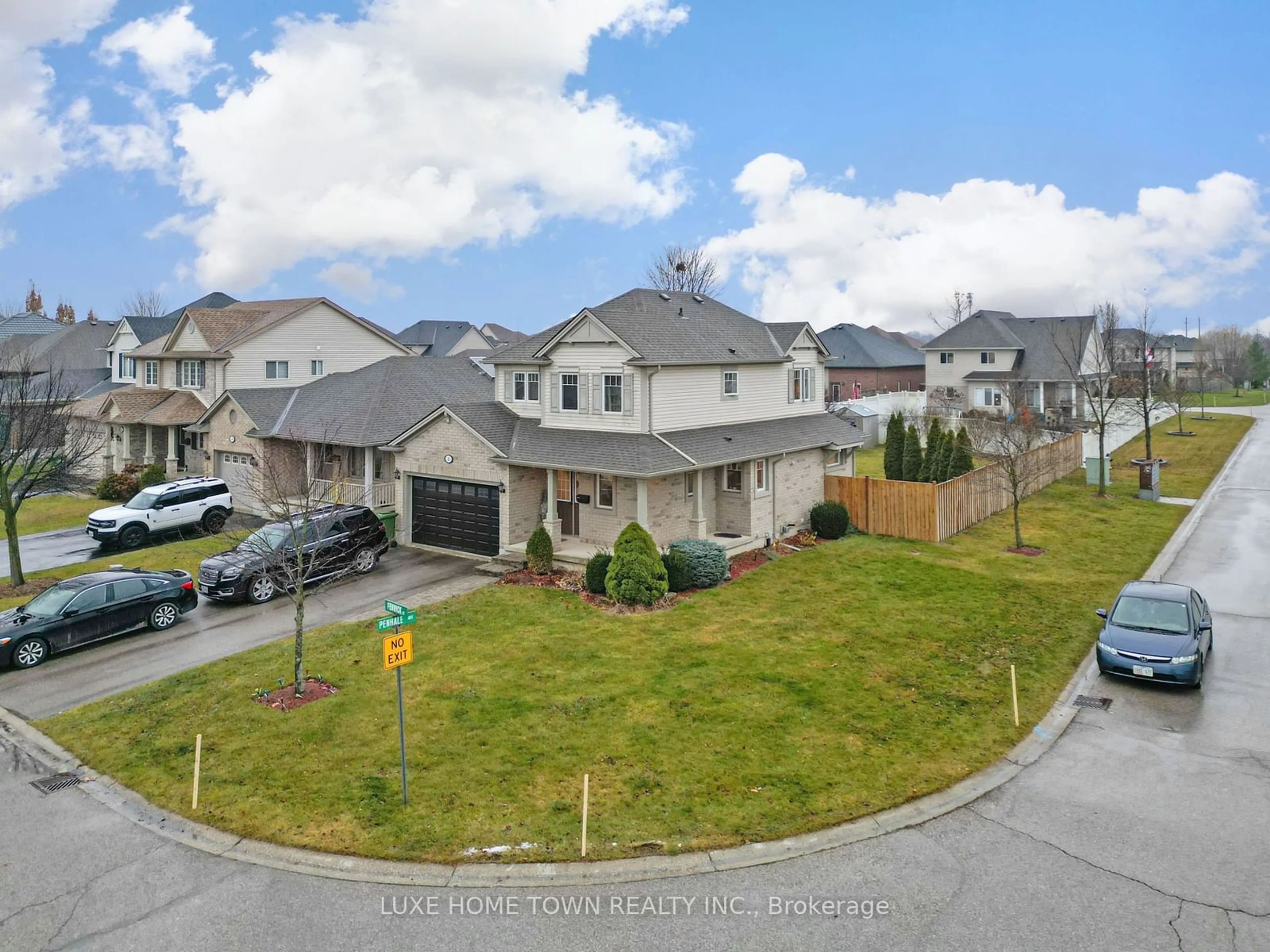 A pic from outside/outdoor area/front of a property/back of a property/a pic from drone, street for 2 FENWICK Crt, St. Thomas Ontario N5R 6M6