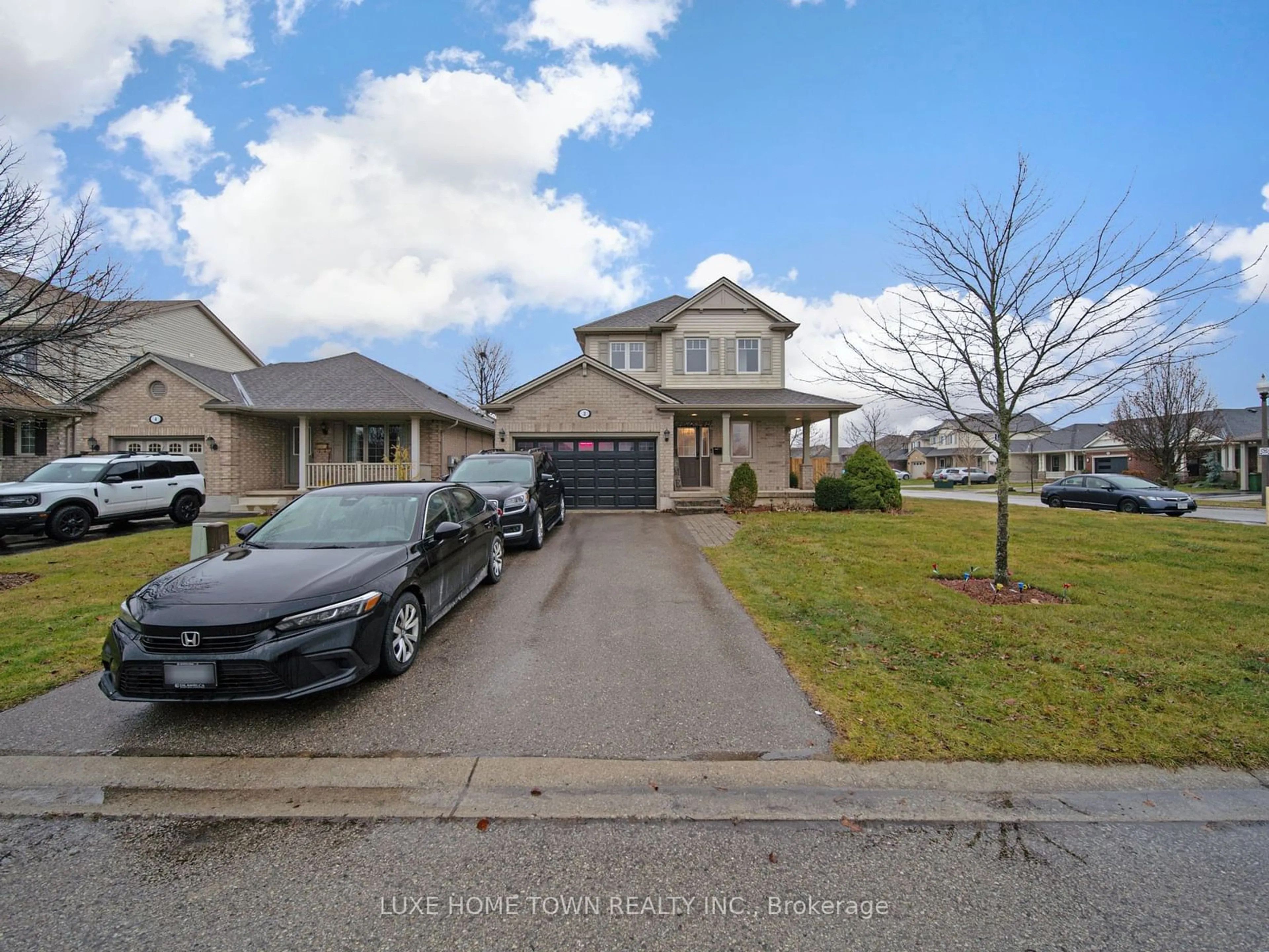 A pic from outside/outdoor area/front of a property/back of a property/a pic from drone, street for 2 FENWICK Crt, St. Thomas Ontario N5R 6M6