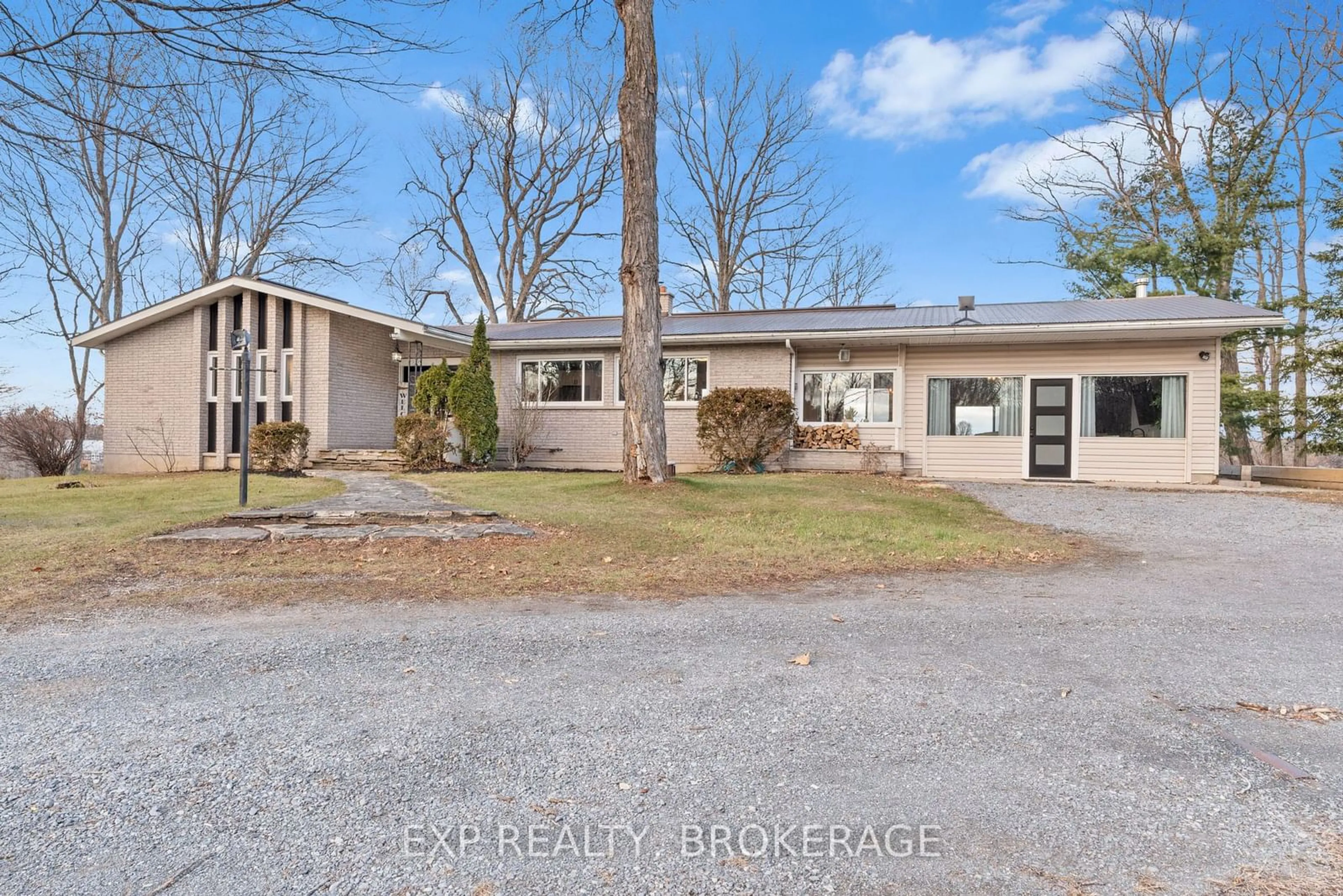 A pic from outside/outdoor area/front of a property/back of a property/a pic from drone, street for 4277 MAPLE Dr, South Frontenac Ontario K0H 2W0