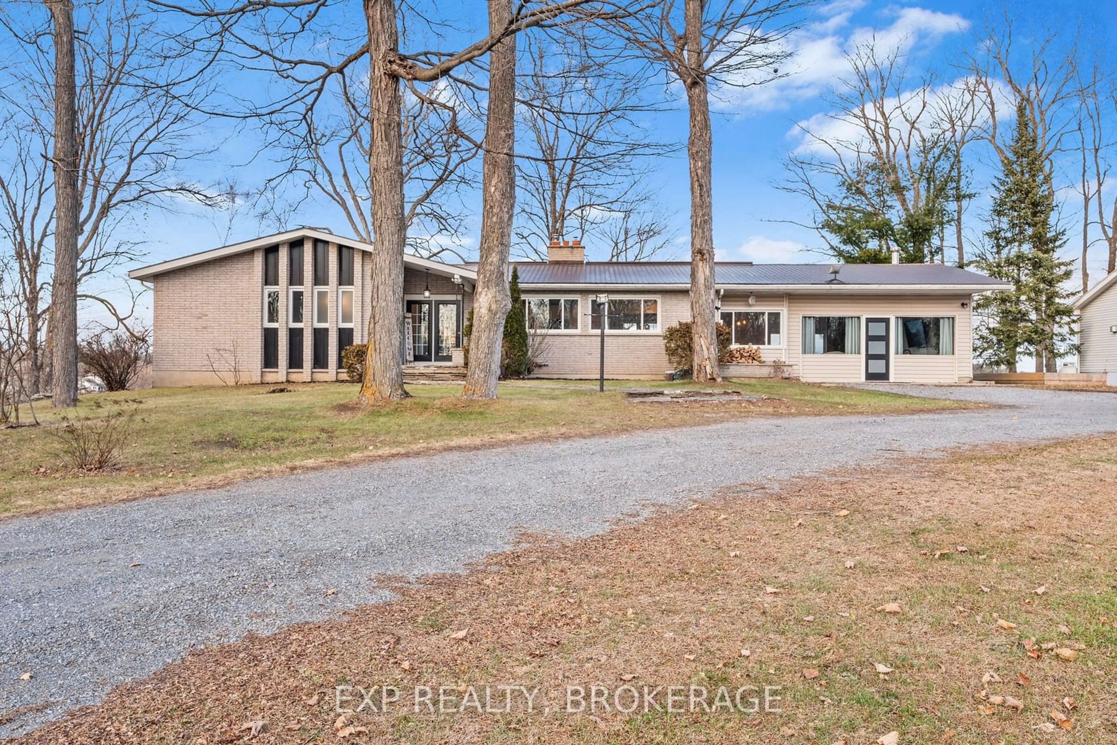 A pic from outside/outdoor area/front of a property/back of a property/a pic from drone, street for 4277 MAPLE Dr, South Frontenac Ontario K0H 2W0