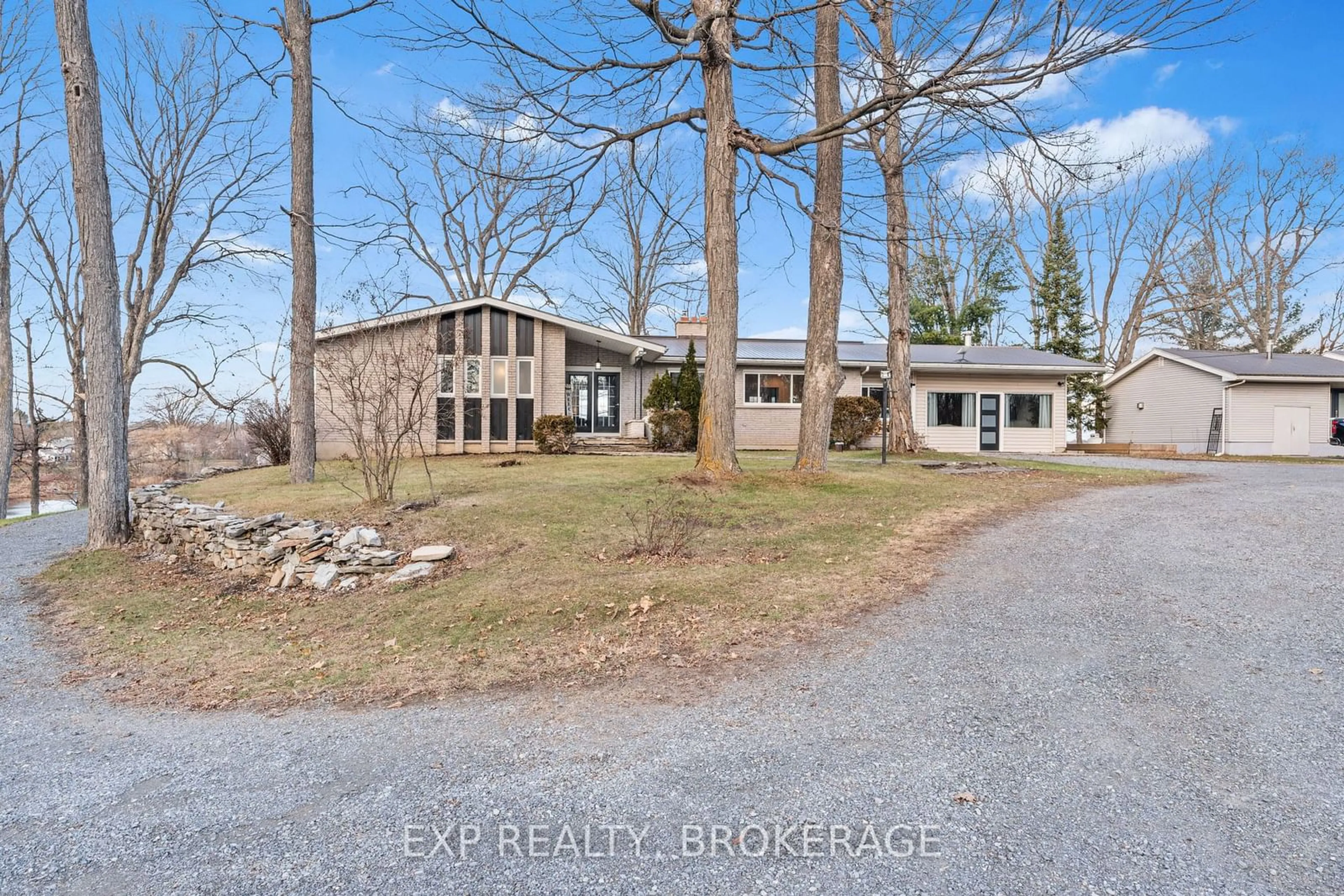 A pic from outside/outdoor area/front of a property/back of a property/a pic from drone, street for 4277 MAPLE Dr, South Frontenac Ontario K0H 2W0