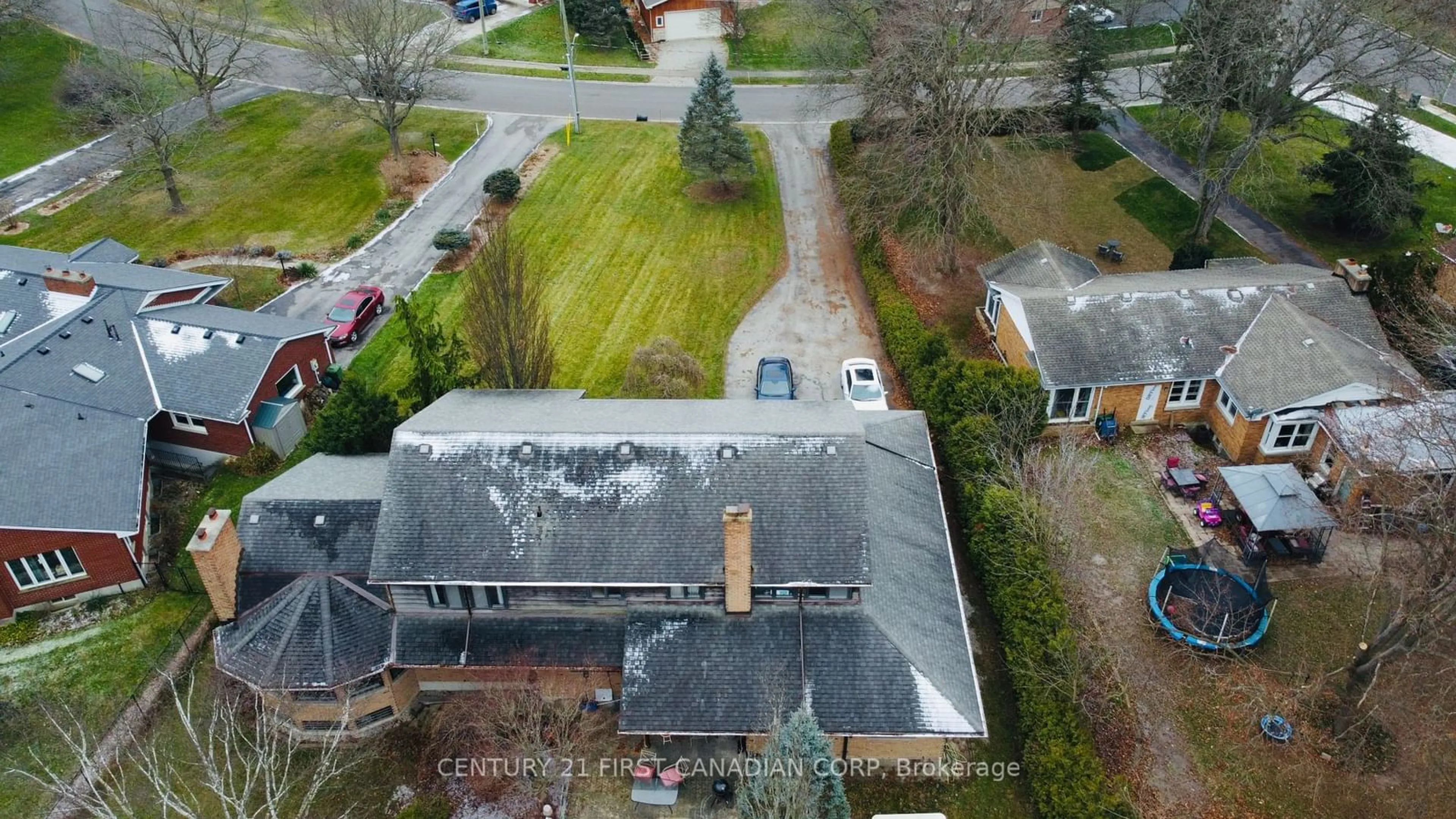 A pic from outside/outdoor area/front of a property/back of a property/a pic from drone, building for 239 Woodworth Cres, St. Thomas Ontario N5P 3K9