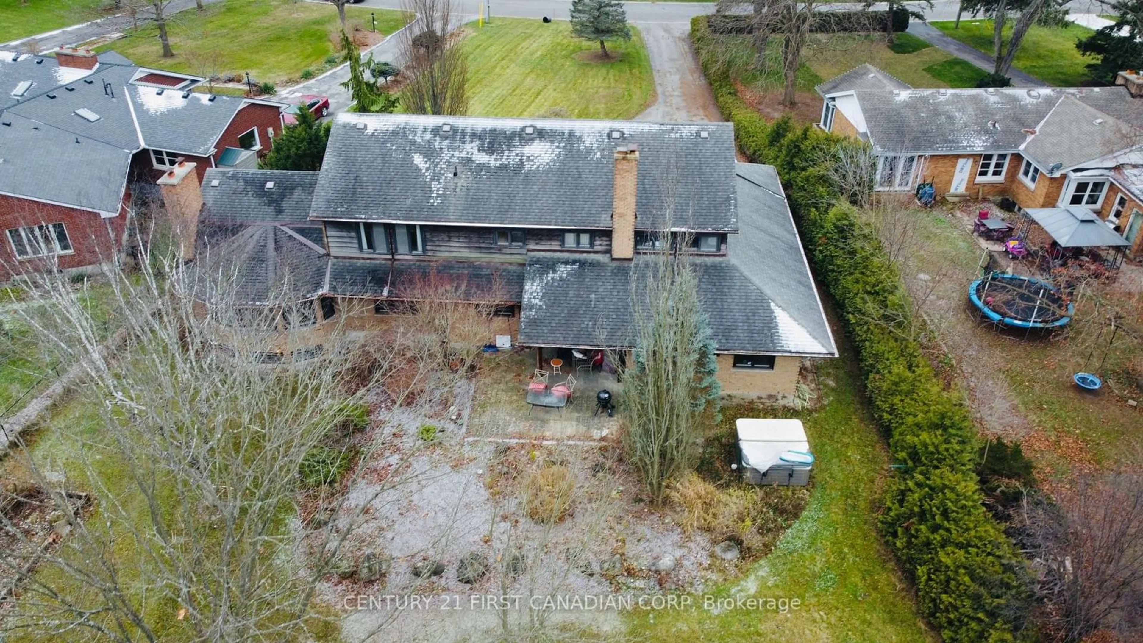 A pic from outside/outdoor area/front of a property/back of a property/a pic from drone, building for 239 Woodworth Cres, St. Thomas Ontario N5P 3K9