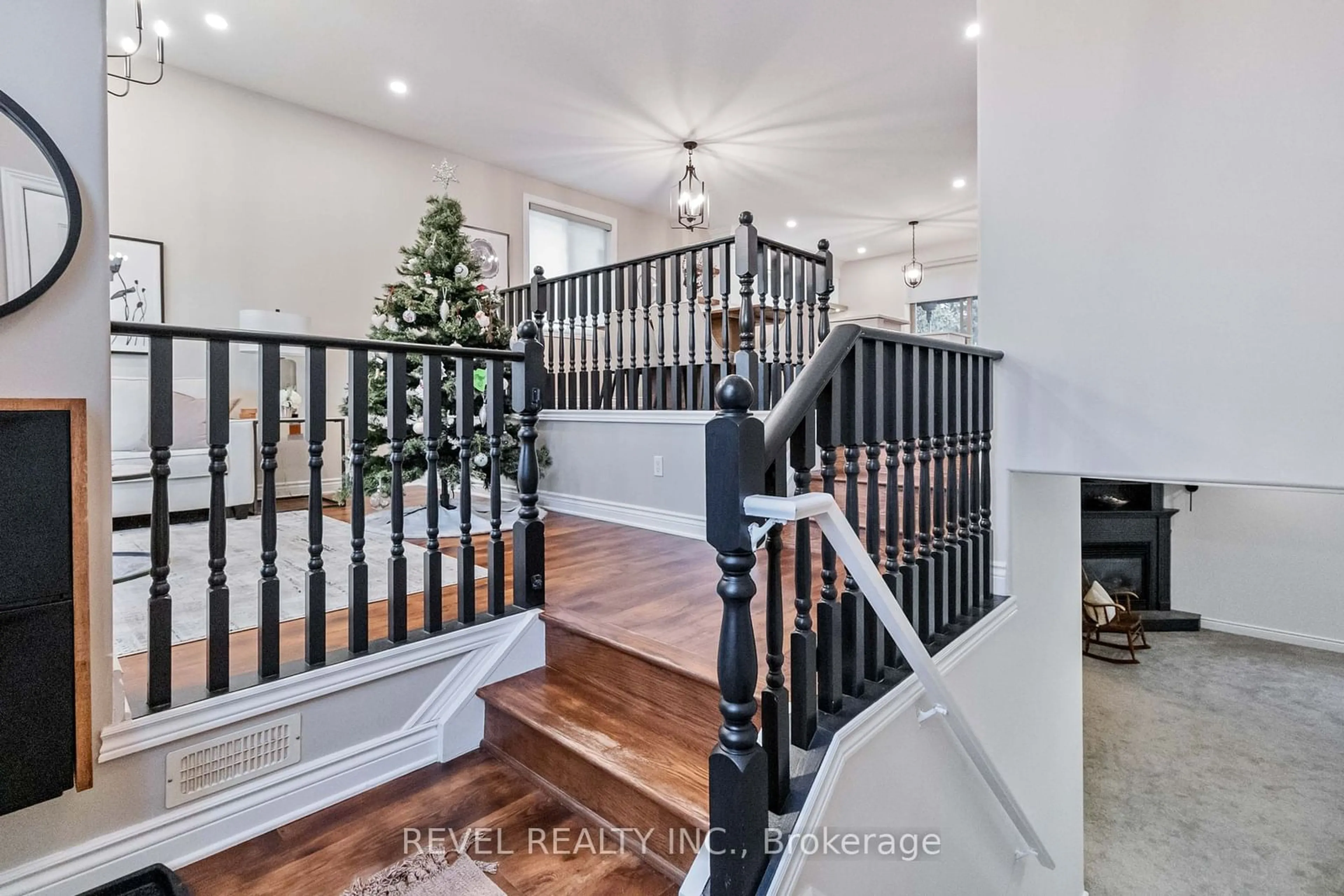 Indoor entryway for 89 Court Dr, Brant Ontario N3L 4G7