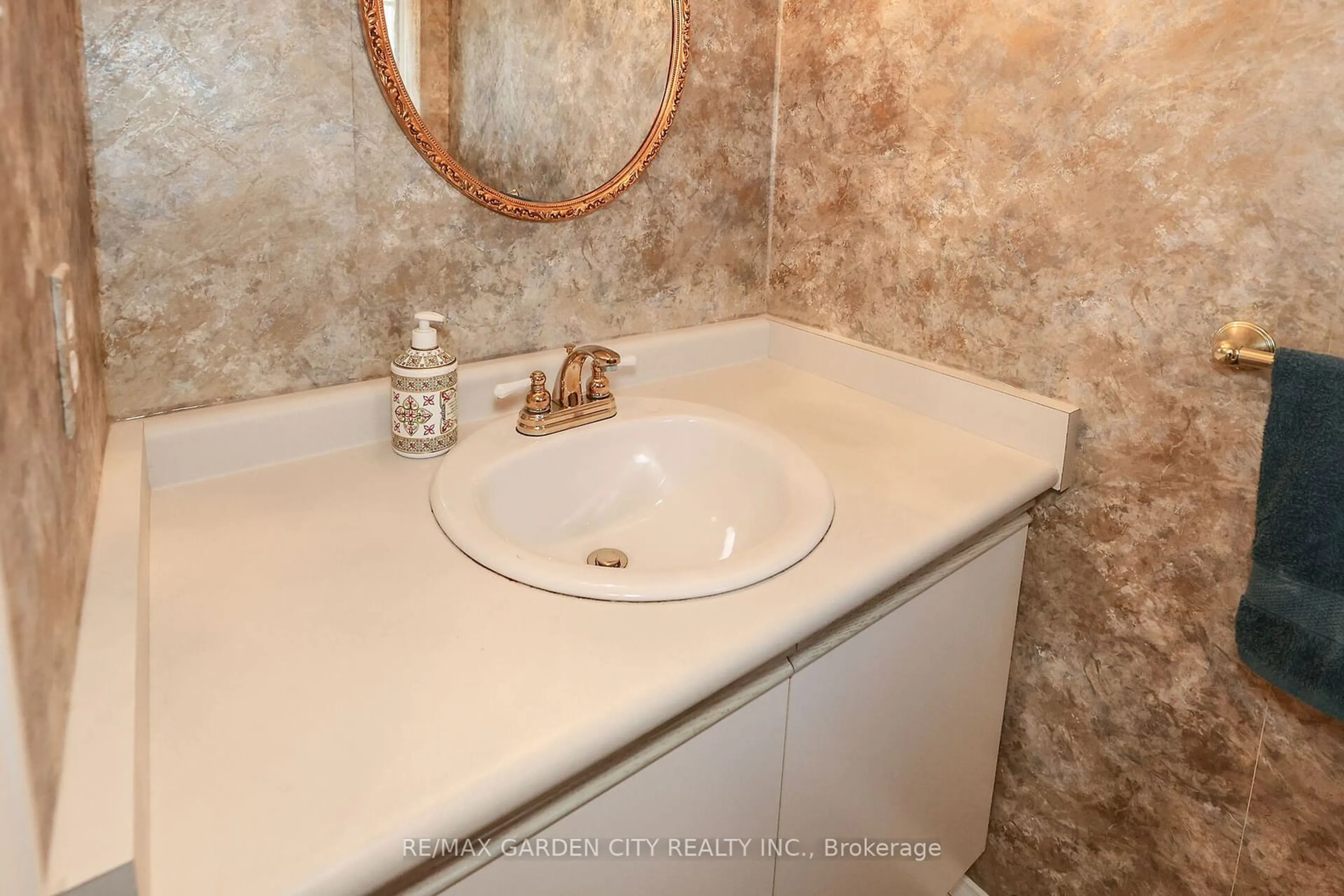 Standard bathroom, ceramic/tile floor for 55 Kerman Ave #44, Grimsby Ontario L3M 5G2