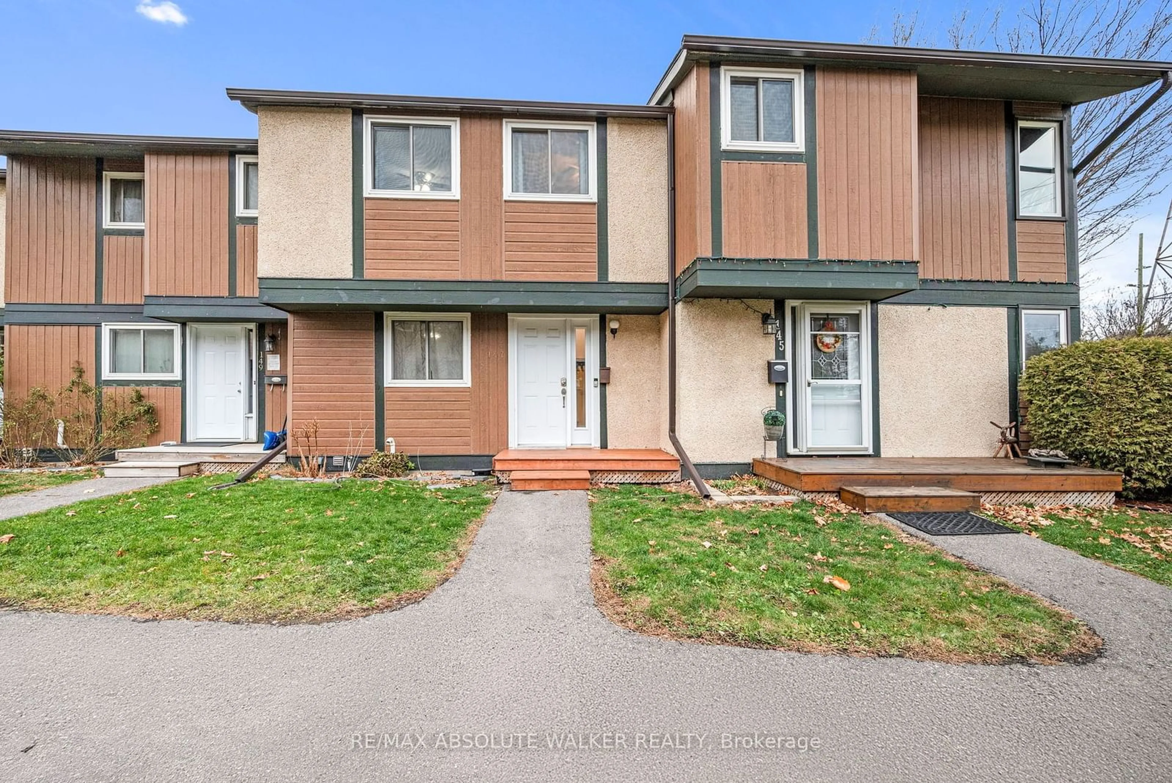 Home with vinyl exterior material, street for 1449 Ridgebrook Dr #147, Cyrville - Carson Grove - Pineview Ontario K1B 4T1