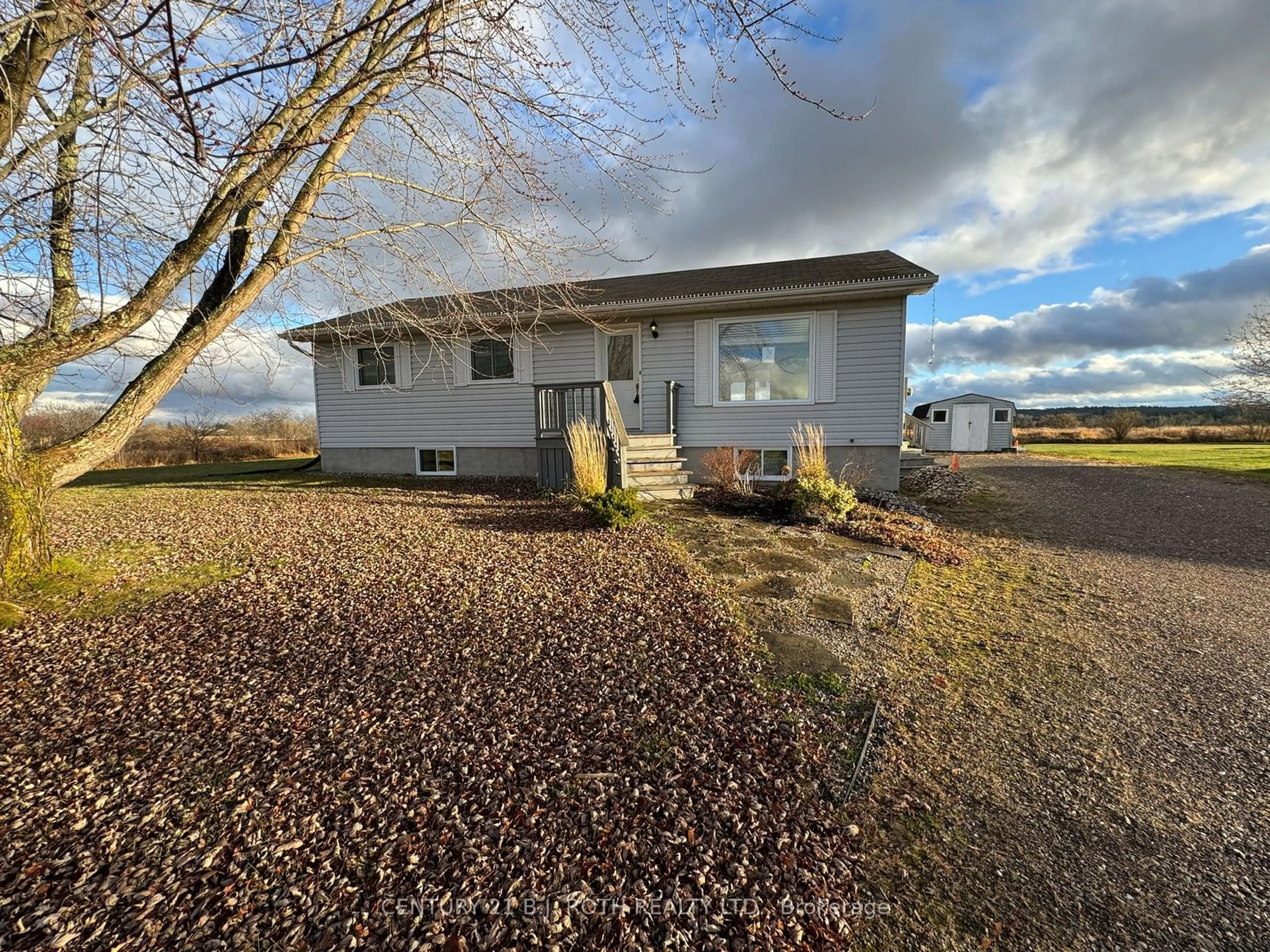 A pic from outside/outdoor area/front of a property/back of a property/a pic from drone, building for 72 Leslie Ave, Horton Ontario K7V 3Z6