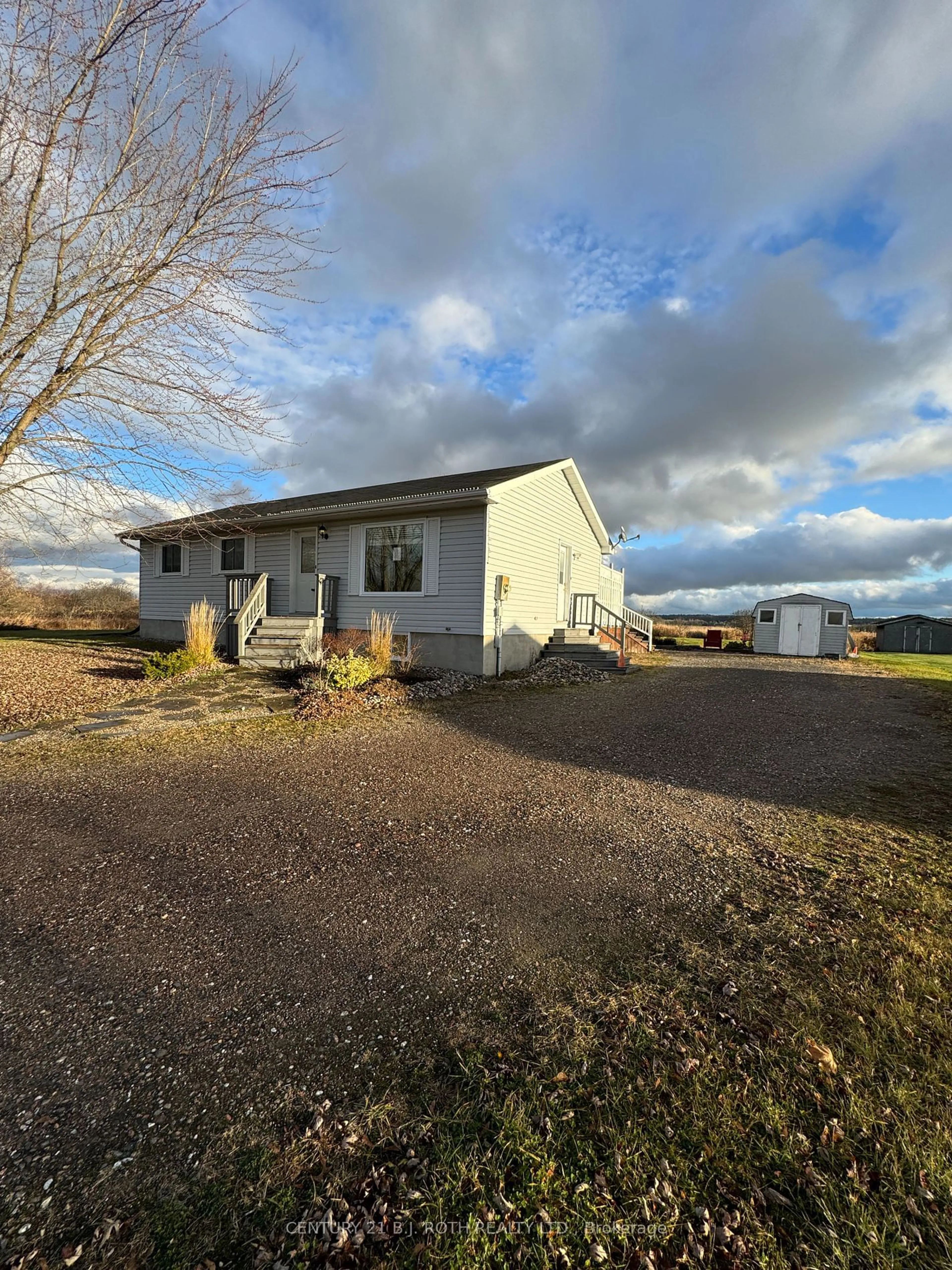 A pic from outside/outdoor area/front of a property/back of a property/a pic from drone, building for 72 Leslie Ave, Horton Ontario K7V 3Z6