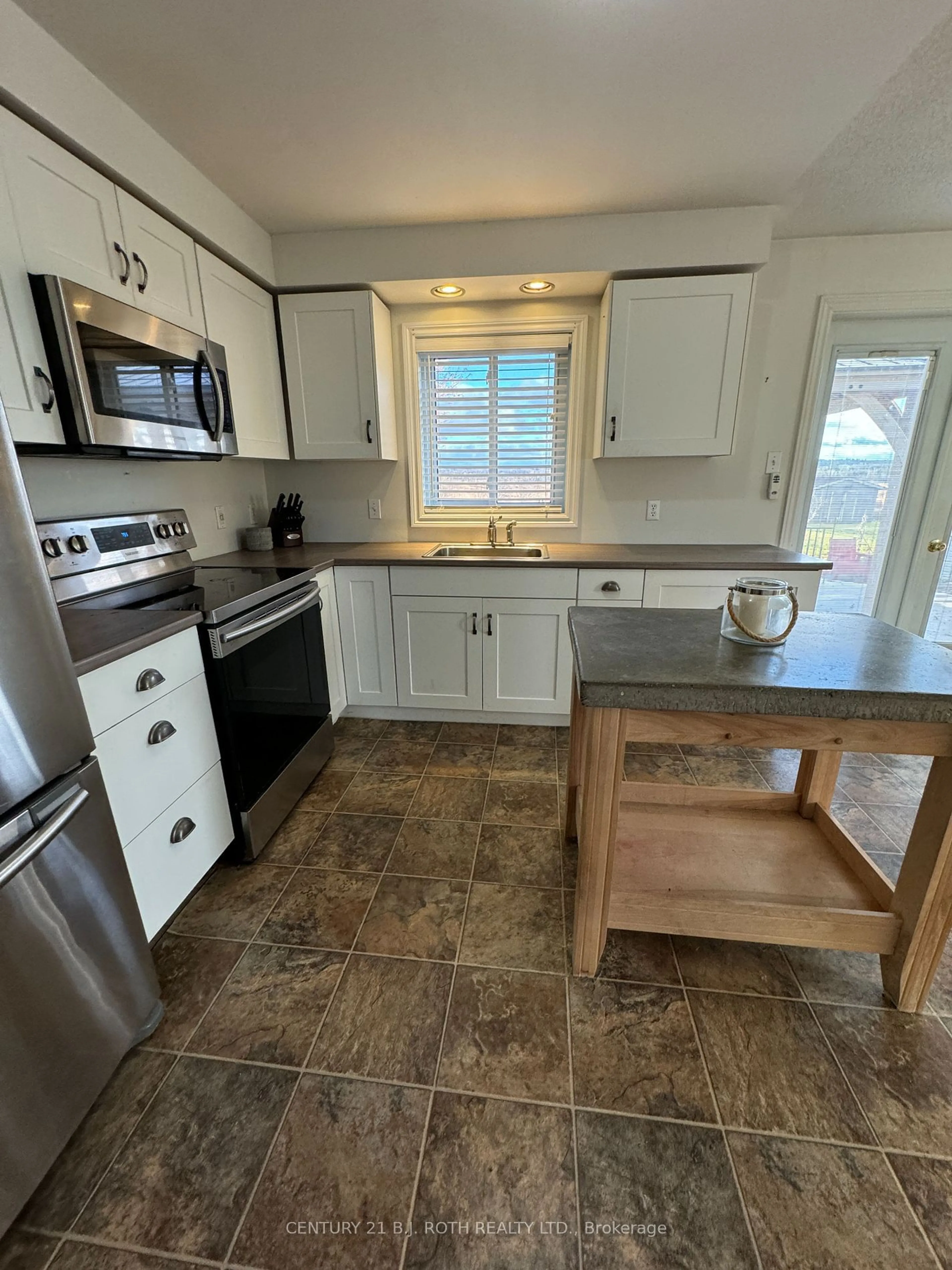 Standard kitchen, ceramic/tile floor for 72 Leslie Ave, Horton Ontario K7V 3Z6