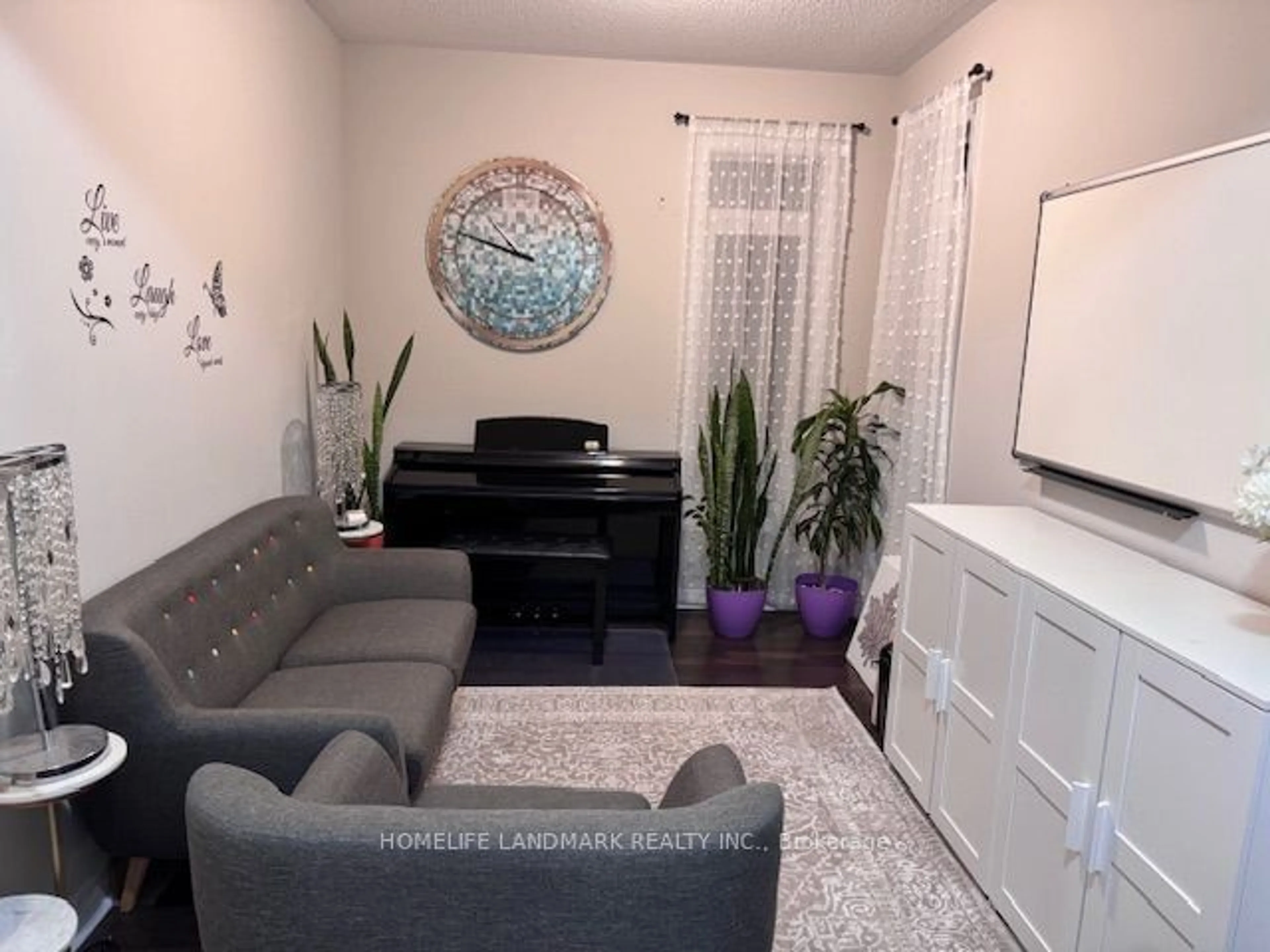 Living room with furniture, unknown for 61 Barlow Pl, Brant Ontario N3L 0H1