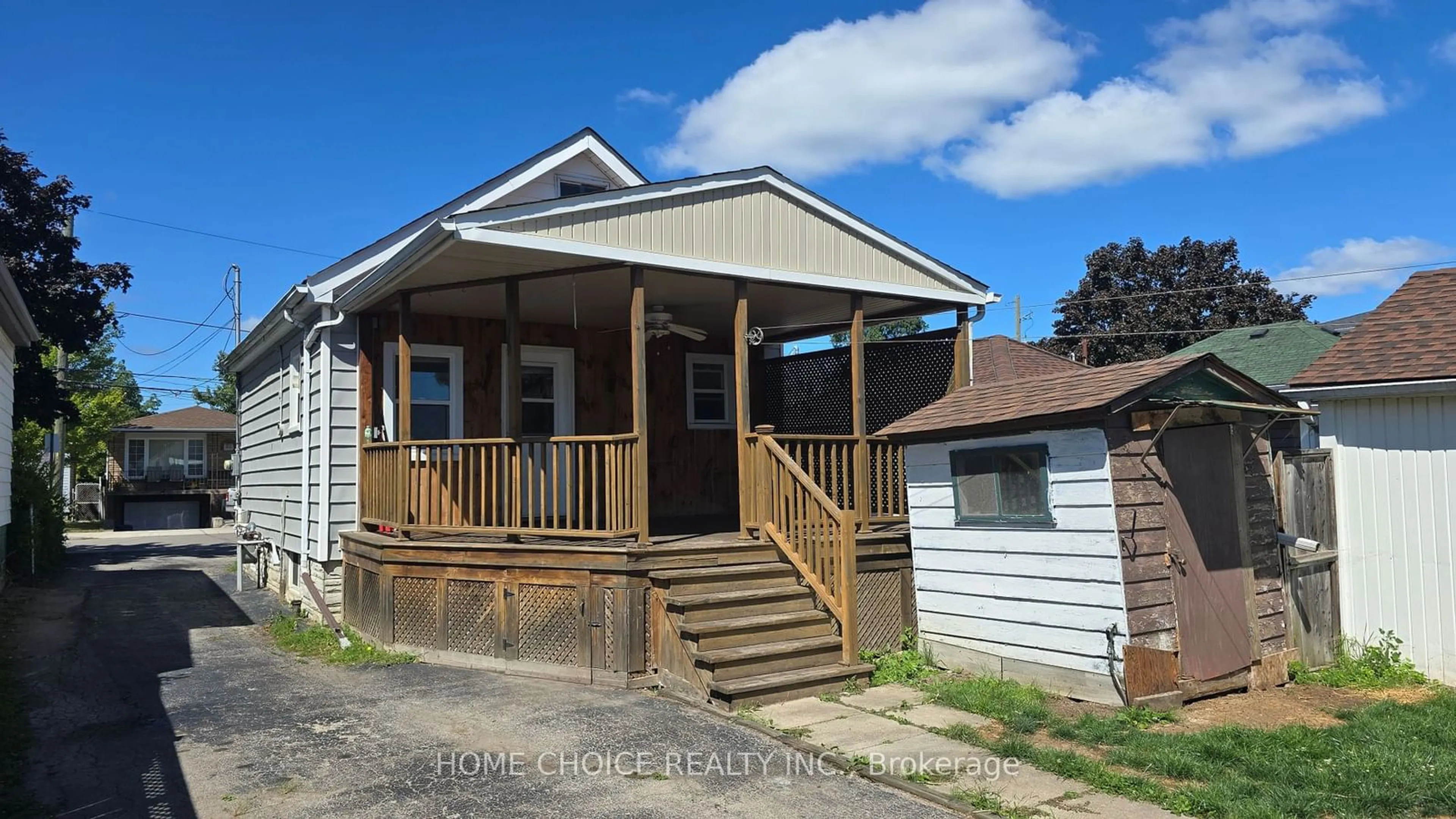 A pic from outside/outdoor area/front of a property/back of a property/a pic from drone, building for 558 Quebec St, Hamilton Ontario L8H 6V4