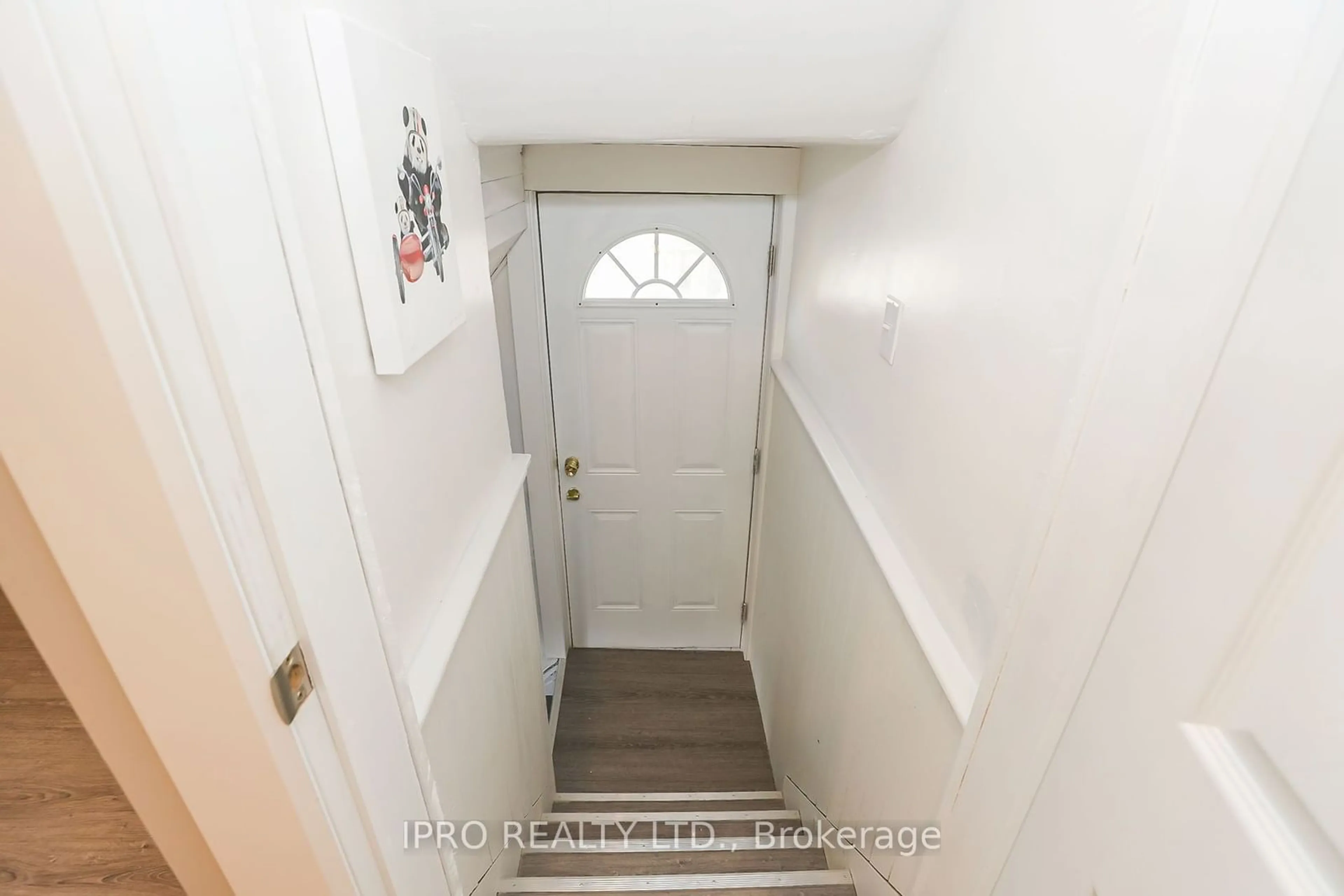 Indoor entryway for 5877 NORTH St, Niagara Falls Ontario L2G 1J7