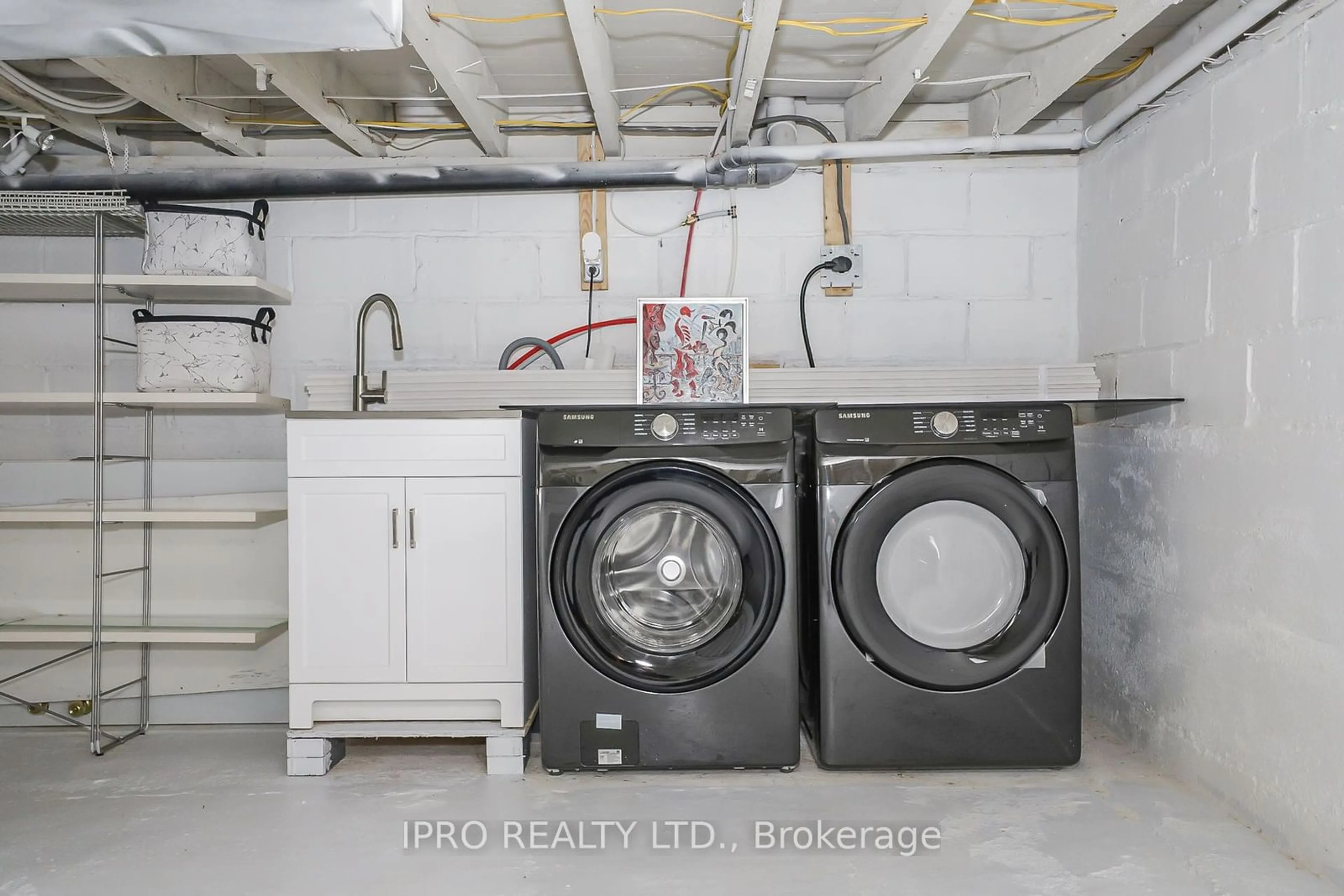 Laundry room for 5877 NORTH St, Niagara Falls Ontario L2G 1J7