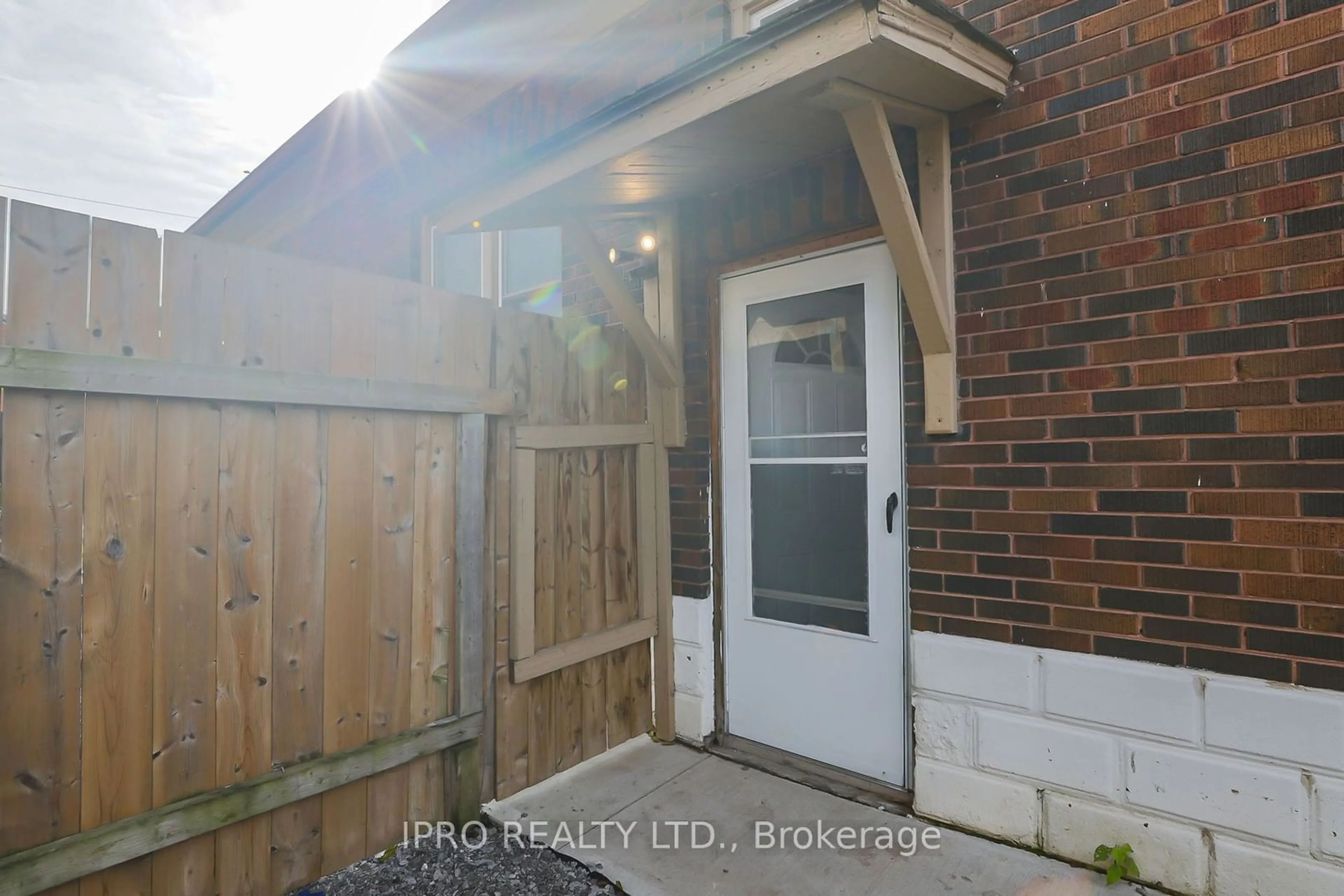 Indoor entryway for 5877 NORTH St, Niagara Falls Ontario L2G 1J7