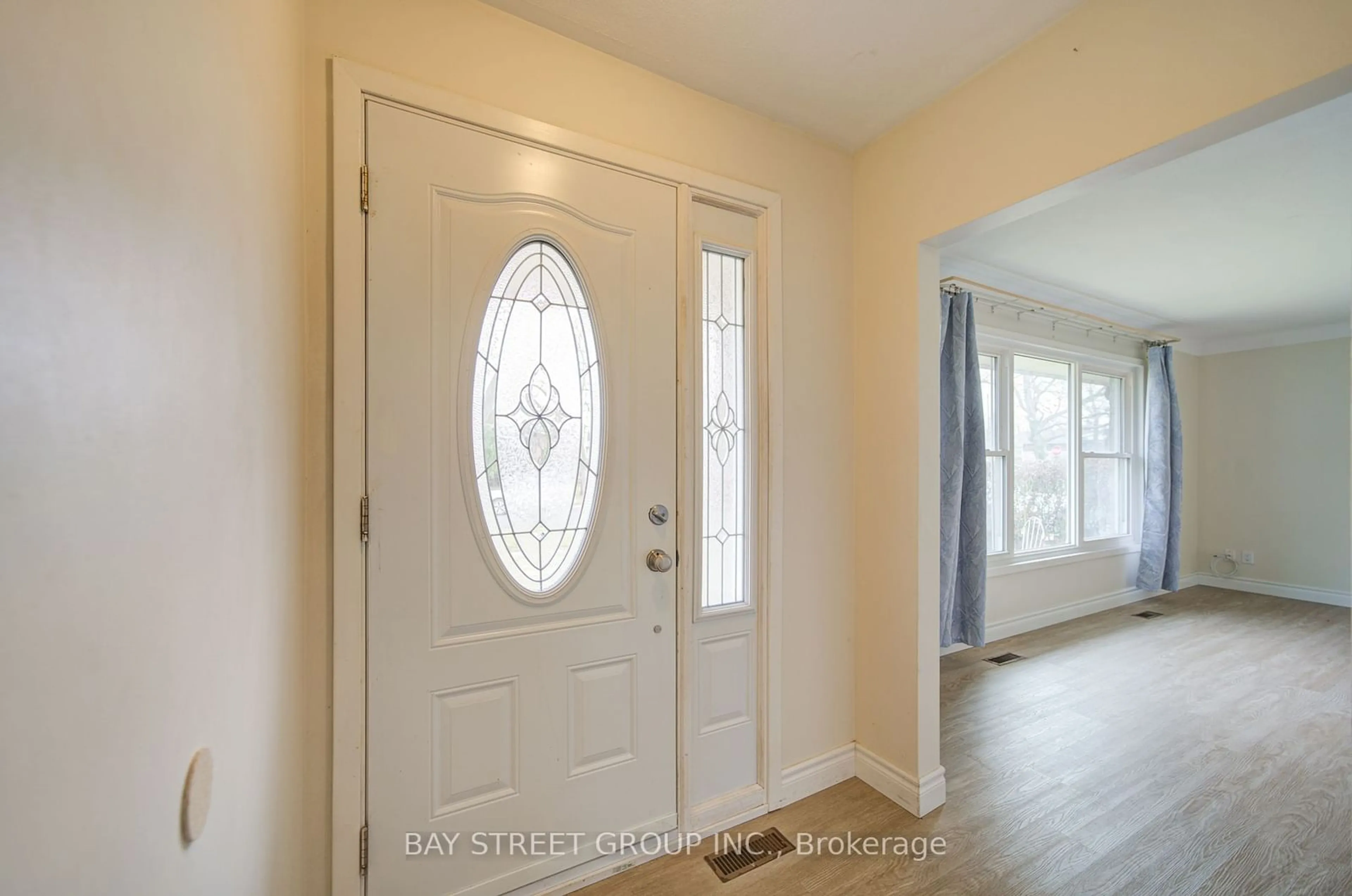 Indoor entryway for 5 Clearview Hts, St. Catharines Ontario L2T 2W2