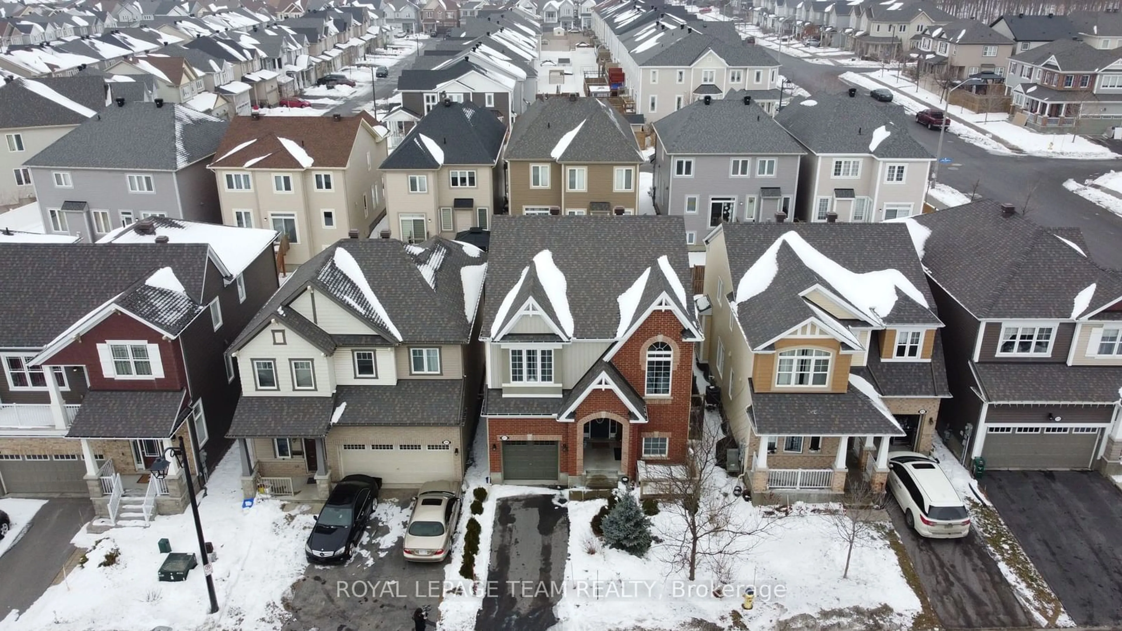 A pic from outside/outdoor area/front of a property/back of a property/a pic from drone, unknown for 371 Meadowbreeze Dr, Kanata Ontario K2M 0K3