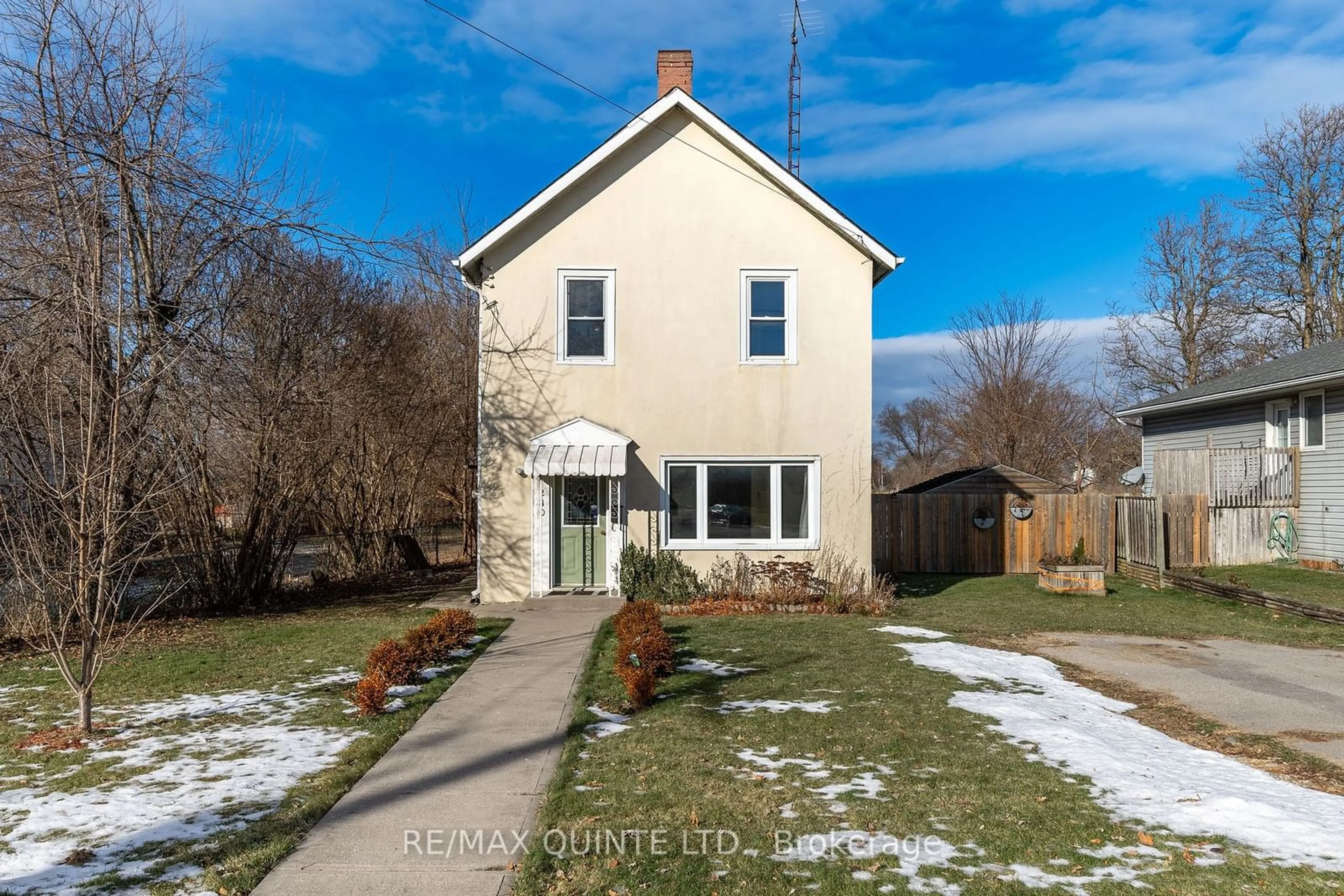 A pic from outside/outdoor area/front of a property/back of a property/a pic from drone, street for 210 Station St, Belleville Ontario K8N 2T3