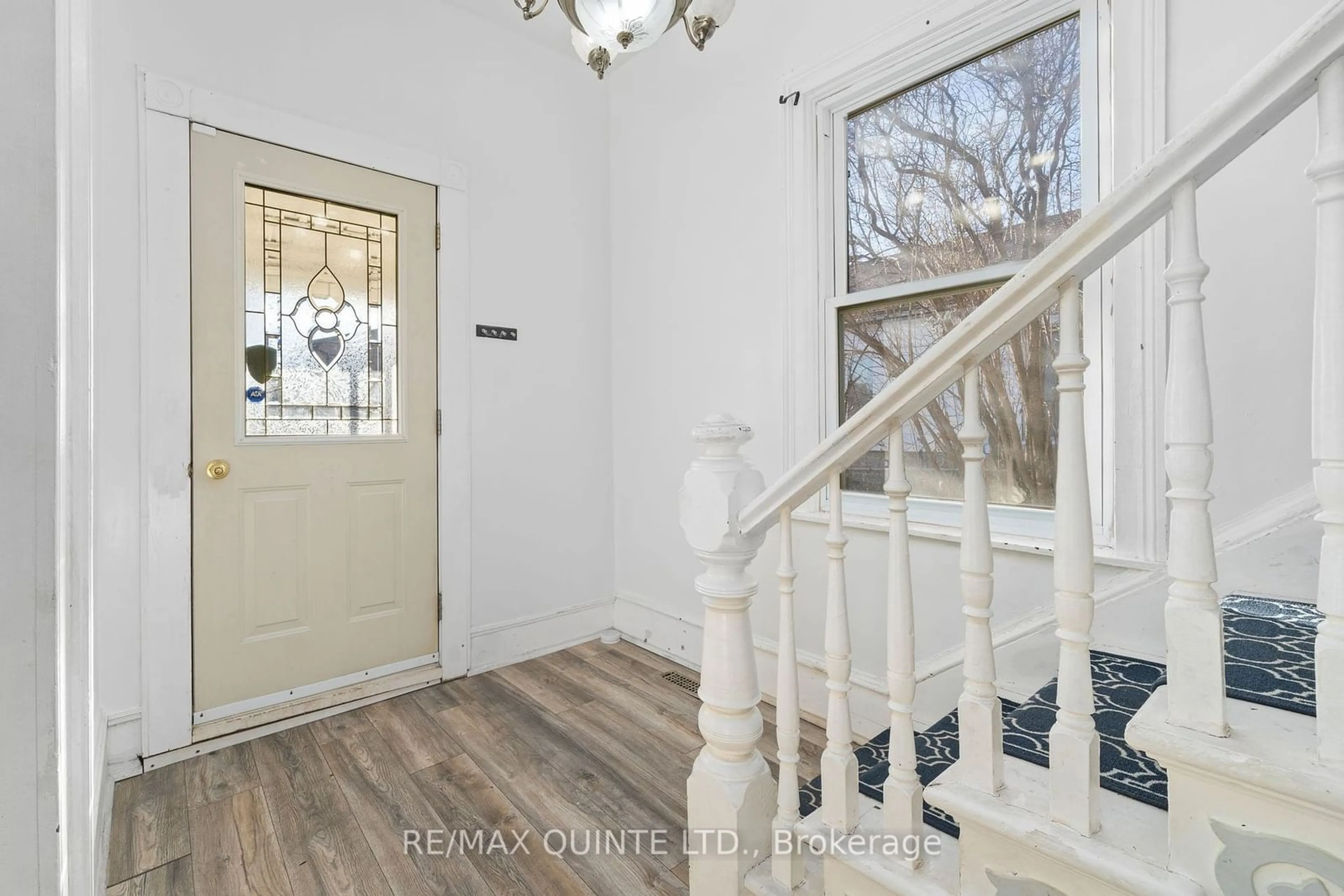 Indoor entryway for 210 Station St, Belleville Ontario K8N 2T3