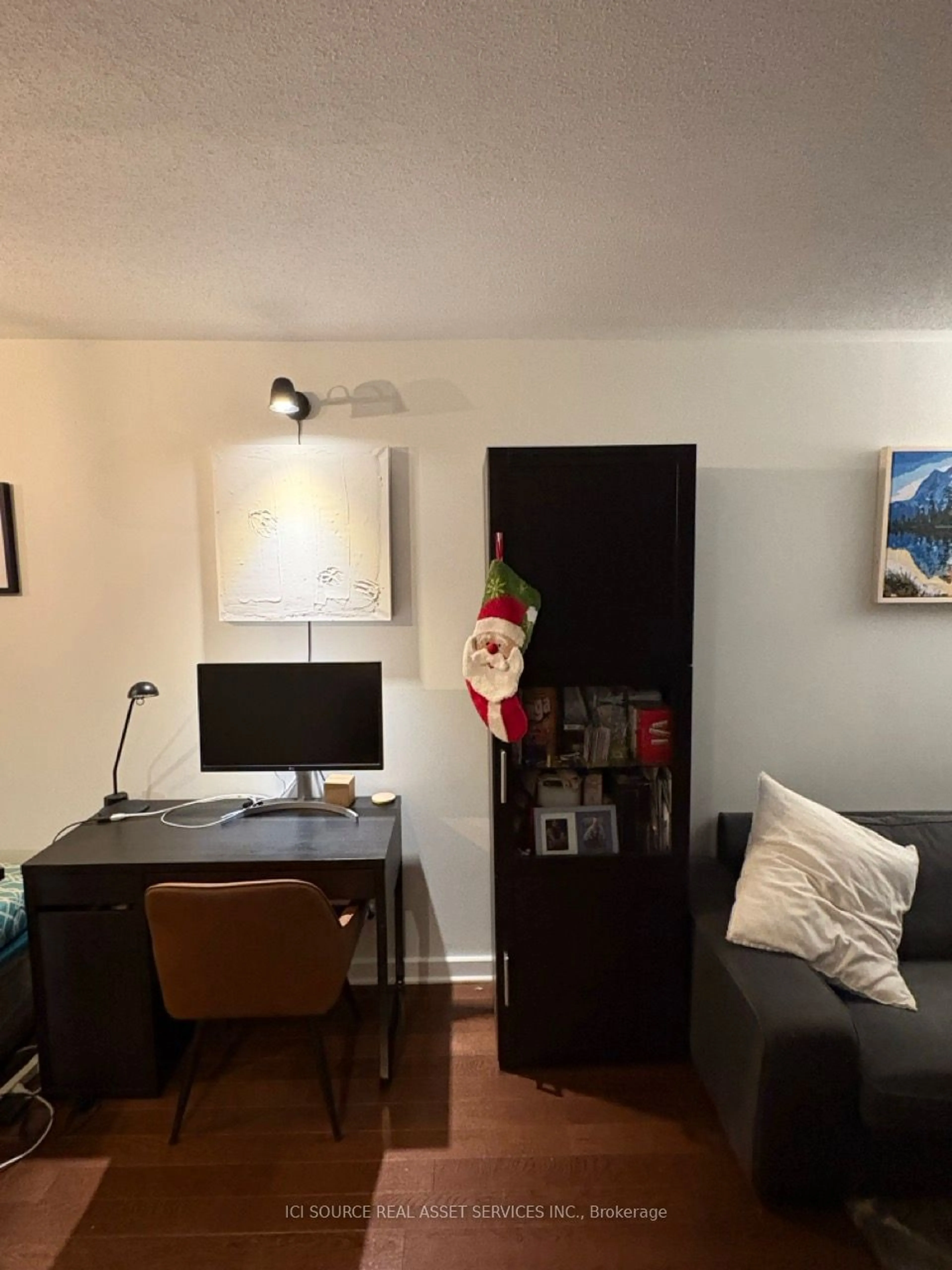 A pic of a room for 138 Somerset St #302, Ottawa Centre Ontario K2P 0A3