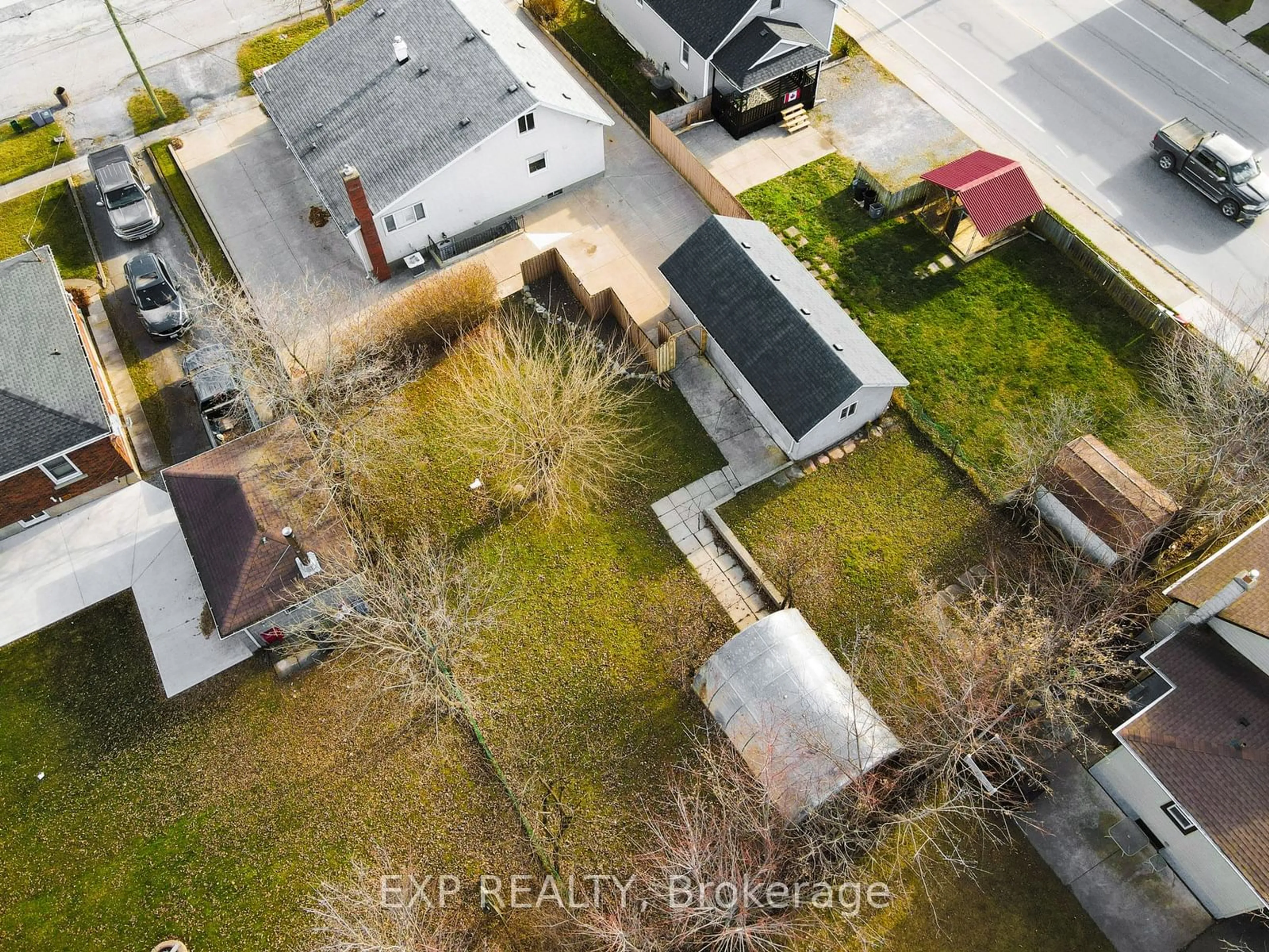 A pic from outside/outdoor area/front of a property/back of a property/a pic from drone, street for 45 Cunningham St, Thorold Ontario L2V 3K9